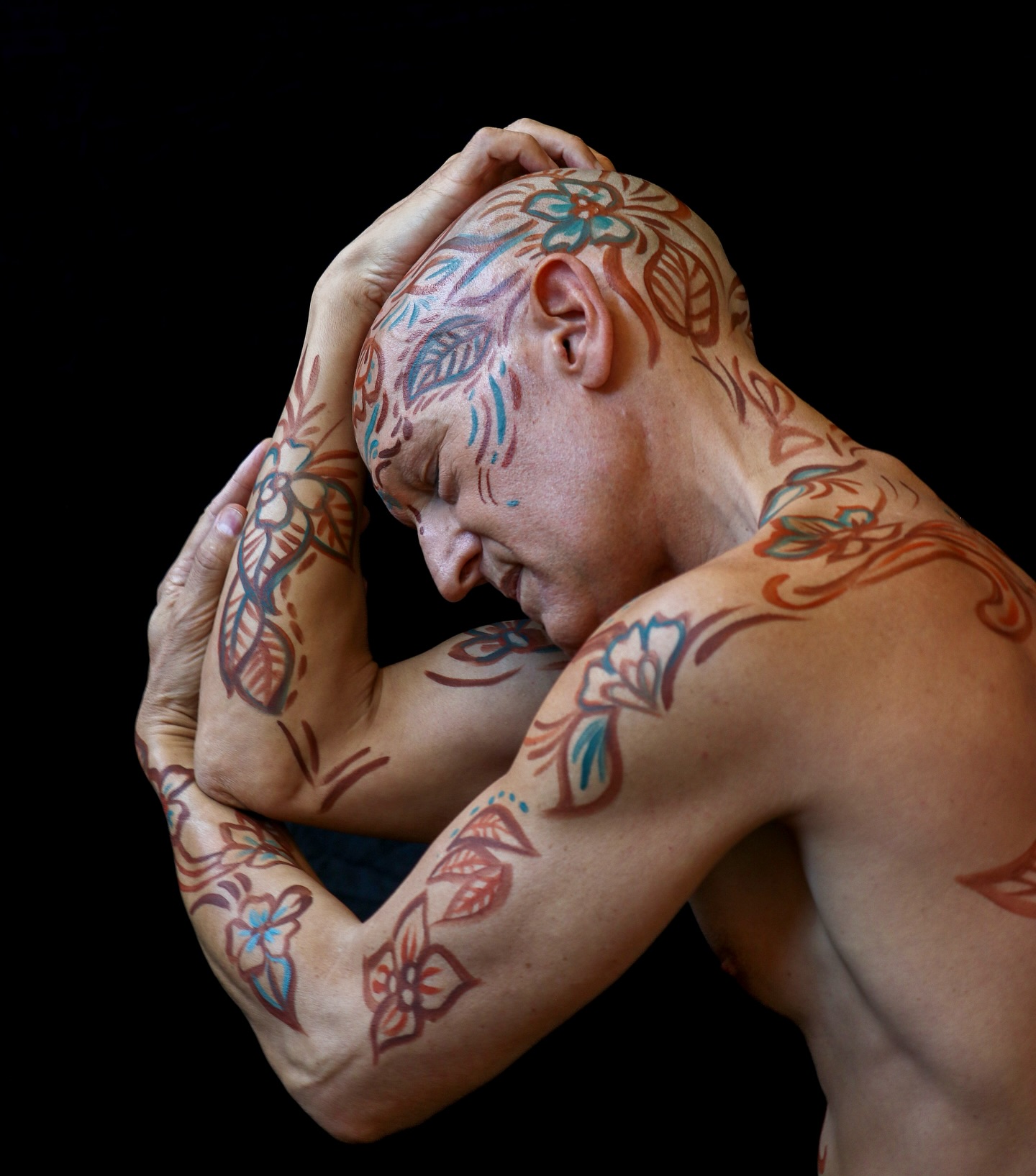 what a joy it is creating from a place of flow and simplicity
the plan was to have a henna style body paint for @alightmodel to model for an online portrait session where artists would then draw from his poses
coming into this paint session with a simplistic approach to the design and colors really allowed me to flow with it!
i have some experience with henna designs, so i essentially just mapped out areas we wanted to cover, then painted the flowers and lines to connect it all together throughout
until the next one @alightmodel ✨
#bodypaint #hennabodypaint #hennadesign #arizonaartist #arizonabodypaint #phoenixartist #phoenixbodypaint