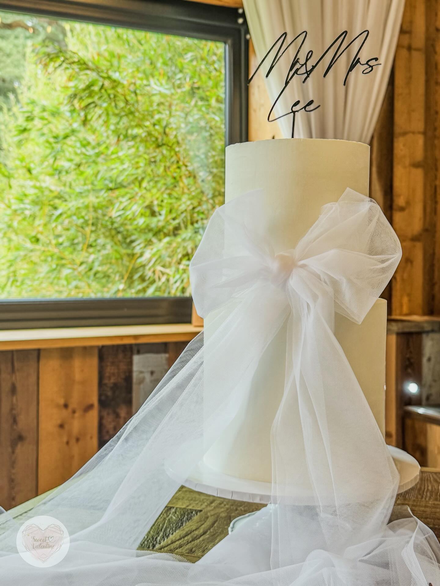 🤍 Wedding day 🤍
Huge congratulations to J&J who married at the beautiful @bunnyhillweddings
An elegant white on white bow cake just perfect!!!!!
.
.
#cakedecorating #cakestyle #cakeart #buttercream #leeds #westyorkshire #leedsbaker #weddingcakesideas #weddingcake #weddingcakedesign #bespokeweddingcakes #weddingcakeinspiration #prettyweddingcakes #texturecake #uniqueweddingcakes #weddingcakeinspo #whiteweddingcake #whitecake #texturedcake #prettywedding #weddingcakes #bowcake #bowweddingcake #vintagecake