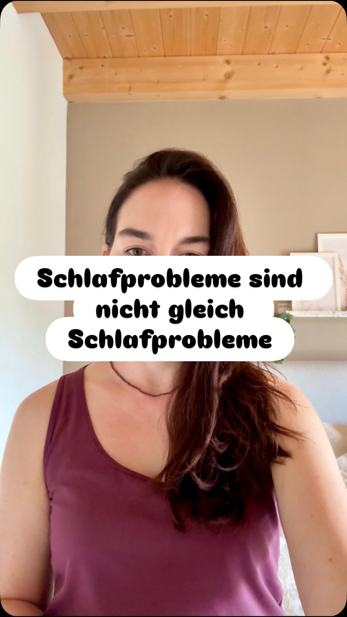 Schlafprobleme sind nicht gleich Schlafprobleme – und oft steckt mehr dahinter, als man denkt.
✨ Einschlafprobleme
Häufig ist dein Stresshormon Cortisol abends noch zu hoch. Das hält dich wach, obwohl du müde bist.
Tipp: Abends Bildschirmzeit reduzieren (blaues Licht hemmt die Melatoninproduktion) und auf entspannende Rituale wie Atemübungen oder sanftes Dehnen setzen.
🌙 Nächtliches Aufwachen
Vor allem zwischen 2 und 4 Uhr kann das mit Blutzuckerschwankungen oder einer Schilddrüsenunterfunktion zusammenhängen.
Schon eine Nacht mit schlechtem Schlaf kann die Insulinsensitivität deiner Zellen deutlich verringern – am Folgetag steigt das Risiko für Heißhunger und Energieeinbrüche. Das führt oft zu weiteren Blutzuckerschwankungen, die den Schlaf in der nächsten Nacht erneut stören – ein echter Teufelskreis.
💡 So kannst du den Kreislauf durchbrechen:
- Proteinreich frühstücken → stabilisiert den Blutzucker von Beginn an
- Regelmäßige Mahlzeiten statt ständiges Snacken
- Tagsüber genug Tageslicht tanken
- Abends das Schlafzimmer kühl, dunkel und ruhig halten
- Eine feste Schlafroutine entwickeln
Schlaf ist weit mehr als Erholung – er ist einer der wichtigsten Faktoren für deinen Stoffwechsel, deine Hormone und deine langfristige Gesundheit.
#schlafprobleme #hormone #cortisol #Schilddrüse #blutzucker #hormonbalance #gesunderschlaf