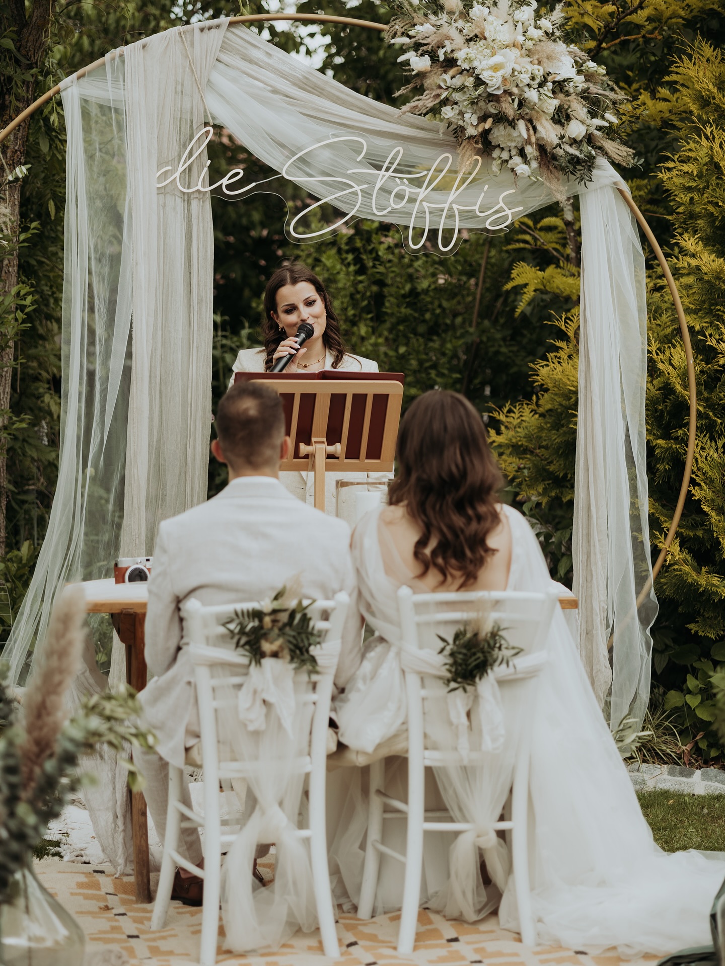 Für mich ist es jedes Mal was ganz Besonderes, bei diesen einzigartigen Momenten dabei zu sein ✨
Ich stecke so viel Herz, Stimme und Gefühl in jede Trauung und umso mehr freue ich mich, wenn davon bleibende Erinnerungen entstehen.💛
🎥 Diese Fotos helfen mir soooooo unglaublich, meine Arbeit sichtbar zu machen, für zukünftige Paare, auf Social Media, auf meiner Website oder in Gesprächen.
Ein riesengroßes DANKE an alle Fotograf:innen, die mich immer wieder mit so tollen Aufnahmen überraschen.📸🙏
Ihr schenkt mir nicht nur wunderschöne Erinnerungen, sondern unterstützt meine Arbeit auf eine richtig wertvolle Art.🤍🤭
Wir sind Teil der Stimmung. Teil der Geschichte. Und gemeinsam machen wir sie sichtbar.🙈
📸 @pixel.stube
📆 @mi_hochzeitsplanung
💒 @preunerwirt
#trauung #freietrauung #traurednerin #hochzeit2025 #weddinginspo #hochzeitsfotografie #dienstleisternetzwerk #gemeinsamstark #hochzeitsmomente #emotionen #hochzeitsrednerin #weddingvibes #hochzeitsliebe #dienstleisterliebe #behindthescenes #hochzeitserinnerungen