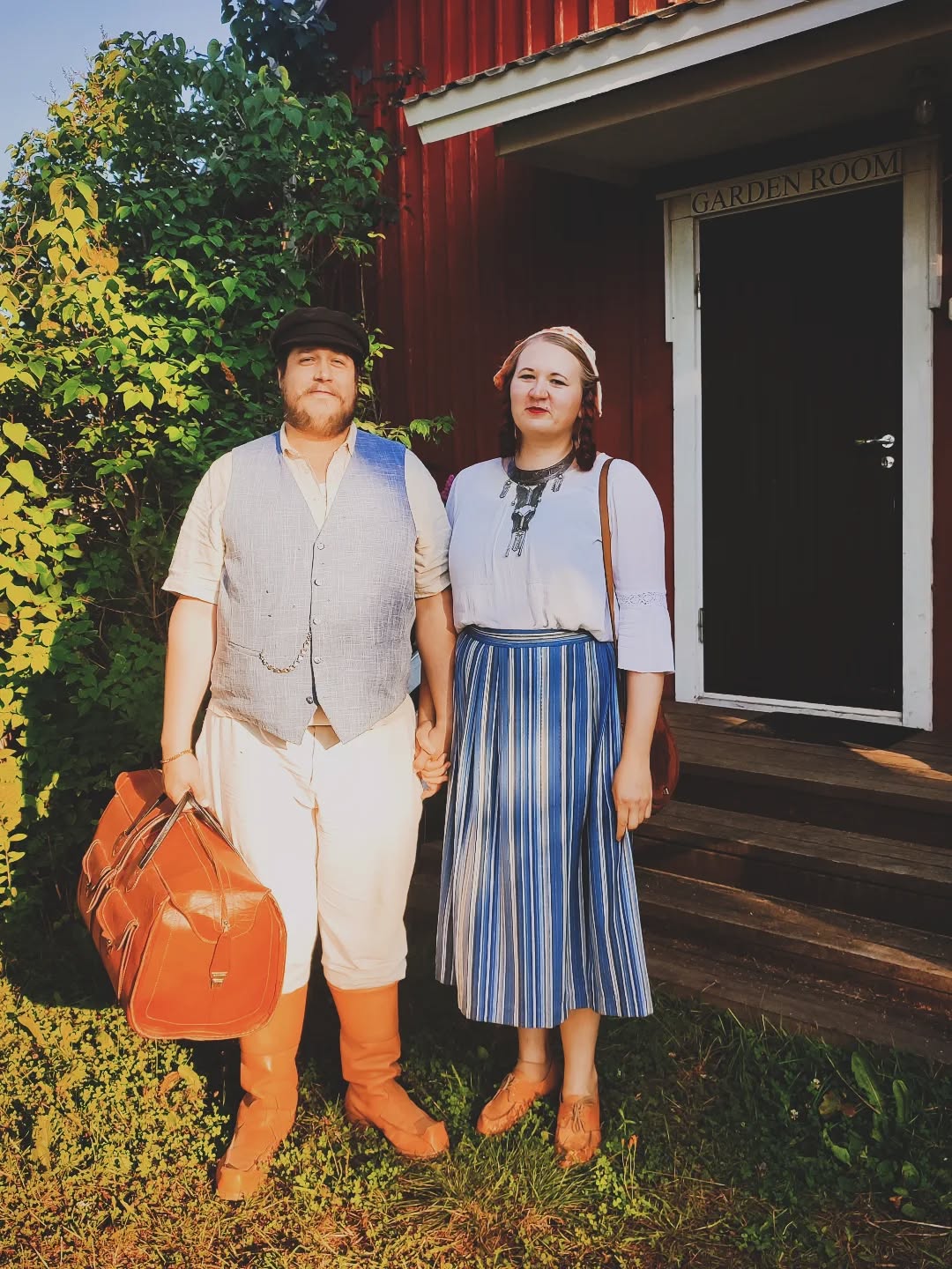 Straight from the year 1700!
Today we welcomed guests arriving from Isokyrö's famous 17th-century market, dressed in stunning historical costumes. 🩵🤎🧡
The market is just a short drive away, full of food, goods and handmade treasures. It’s on again tomorrow—and every year in August! 📜🎻🍷