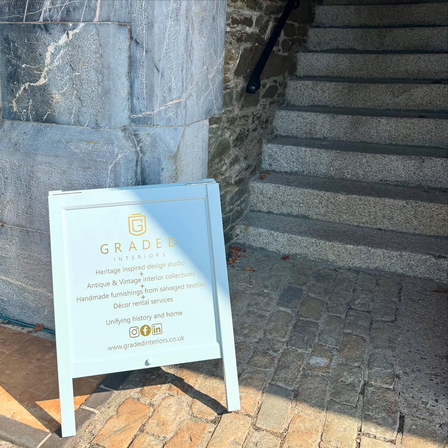 Now you know where to find me 😁 - It’s a big old place, Crownhill fort, with lots of amazing areas to explore, and as much as I know you all love a treasure hunt like me, I didn’t want anyone getting lost trying to find me 😂 so the new sign (and by new I mean repurposed from old trestle legs because you know I love that preloved/reimagined lifestyle 😎) is up so you know exactly where to find me now when visiting the Fort. The booking system will be live as soon as the studio is ready so keep checking in for more updates. Have a great week loves, Kimber ✨