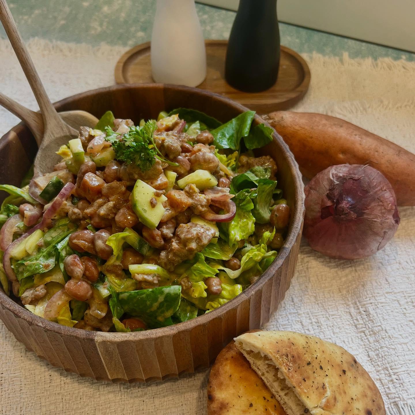 Pikanter Hackfleischsalat
Ein Salat, der nicht nur satt macht sondern auch dazu richtig lecker ist.
Würziges Hackfleisch, geröstete Süsskartoffeln und frischer, knackiger Salat – perfekt für warme Tage und hungrige Seelen.
Zutaten für 2-3 Personen:
1 Süsskartoffel, mittelgross, gewürfelt
1 Schalotte, in feine Streifen geschnitten
240 g Hackfleisch, Rind
1 Dose Borlotti-Bohnen
Salz, Pfeffer, Paprika, Chili Flocken
1 Lattich, gross
½ Salatgurke
Dressing:
2 TL Dijon-Senf
1 EL Mayonnaise
1 TL Ahornsirup
3 EL Rotweinessig
7 EL Milch
1 Knoblauzehe, fein gerieben
Salz, Pfeffer, Salatgewürz
1 Bund frische Petersilie, grob gehackt
Zubereitung:
Den Backofen auf 200°C Ober-/Unterhitze vorheizen.
Die Süsskartoffel-Würfel mit etwas Olivenöl, Salz, Paprikapulver und Pfeffer vermengen. Auf ein mit Backpapier belegtes Blech verteilen und ca. 20-25 Minuten goldbraun rösten bis sie weich sind.
Währenddessen in einer Pfanne etwas Olivenöl erhitzen und die Schalottenstreifen darin glasig braten.
Dann das Hackfleisch dazugeben. Gut anbraten und mit den Gewürzen schön pikant abschmecken.
Die Borlotti-Bohnen kurz zur Hackfleischpfanne geben – gerade so, dass sie warm werden und Aroma aufnehmen.
Die Pfanne vom Herd nehmen und etwas auskühlen lassen.
Für das Dressing alle Zutaten in einer Schüssel verrühren.
Den Lattich in Streifen schneiden. Die Salatgurke schälen und in grobe Würfel schneiden.
Die Süsskartoffeln mit der Hackfleischmasse in das Dressing geben.
Nun den Salat und die Salatgurke hinzugeben und vorsichtig mit dem Dressing vermengen.
Petersilie darüber streuen und anrichten.
En Guete!
#thekitchenwitches #salatliebe #fleisch #salad #saladbuahyummy #salatliebe #cook #cooking #freshcooking #rezept #recipe #kochliebe #kochen #frischeküche #gemüse #food #foodlover #foodlovers #foodblogger