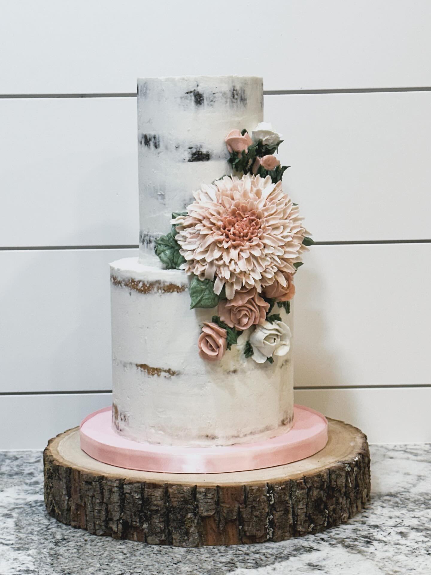 Love when my couples reach out and want an anniversary cake. I was told they wanted something that represented there original cake but I had creative freedom when it came to design. The only request was they wanted it semi frosted. Since the original wedding cake design included fresh florals I thought it would be fun to try and replicate some of those florals in buttercream.
When the wife messaged me, I just realized the flowers are frosting!! I totally thought they were real! It’s so beautiful 😍😍 it made my day!
#buttercreamfloralcake #buttercreamdahlia #anniversarycake #weddingcake #utahweddingcakes #utahcakeartist