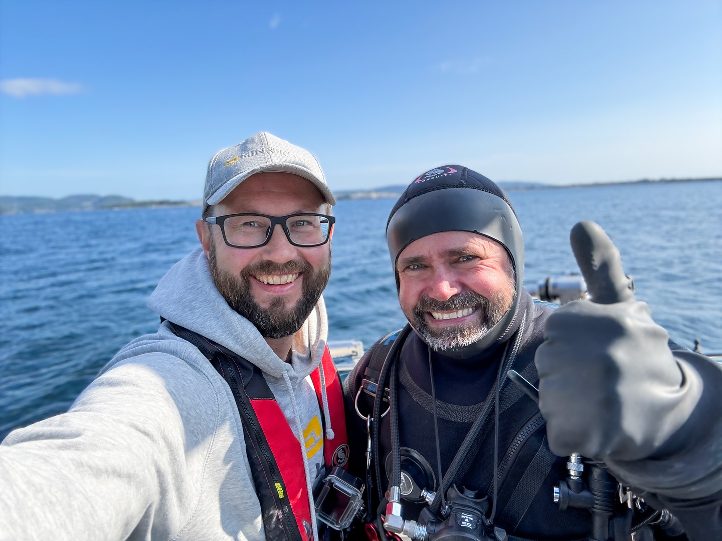 Jeg og Morten Dyrstad tok en tur ut mellom vindkastene for å ta vraket jeg fant utenfor Holmestrand i litt nærmere ettersyn. 🙂
Som vi mistenkte, dette er mest sannsynlig en båt som er blitt dumpet, noe som dessverre ikke er helt uvanlig. Ombygd fiskeskøyte på ca. 40 fot. Veldig spennende å ha tilgang til en dykkerressurs som Morten, og jeg kan røpe at vi har flere spennende prosjekter på gang fremover! Morten har for øvrig en YouTubekanal med masse spennende dykkervideoer som bør sjekkes ut! Der dukker det også opp video med flere detaljer av dette vraket etter hvert. Kort og fin tur på sjøen! 😀👍
.
.
.
#ursuit #hummingbird #minnkotamotors #oslofjorden #vrakdykking #wreckdiving #dykking #diving #båtliv #boating #saltlife