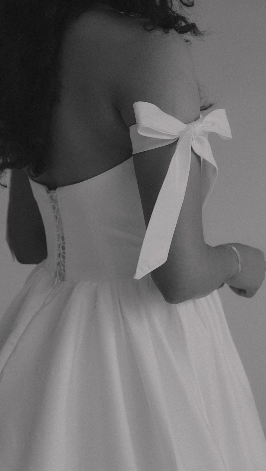 Lágrimas, risas, y nuevas amistades para celebrar! El Bridal Pop-Up en Ciudad de Panamá fue más que un evento y nos dejó extremadamente emocionados por el futuro y lo que está por venir para nuestras novias y nuestra familia ✨
A cada chica que cruzó esa puerta con esperanza: gracias por confiar en NEUFELD NOVIAS.
Y a @sv.bodas , gracias por abrirnos tu espacio con tanta generosidad.
Tu estudio se convirtió en el escenario perfecto para los encuentros que vivimos este fin de semana y hermosas lágrimas que nos llevamos en el corazón.
📸 Además de ofrecernos su casa, él también captura historias de amor con su lente.
Si estás buscando a alguien para tu boda… ya sabes a quién mirar.
Y por supuesto @elycatbeauty por prepararnos detalles personalizados para cada novia 🤍