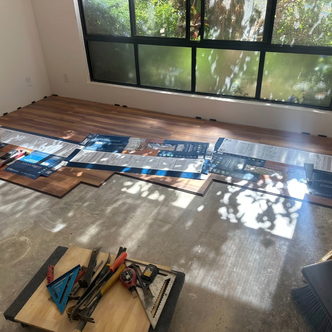 Our week has been filled with drywall, flooring, painting, and more. Progress pics on some fun projects, getting us closer to showing you all the final products!👏🏽👨🏽🔧🛠️☀️
#hawaiihandyman #woodflooring #renovation #funstuff