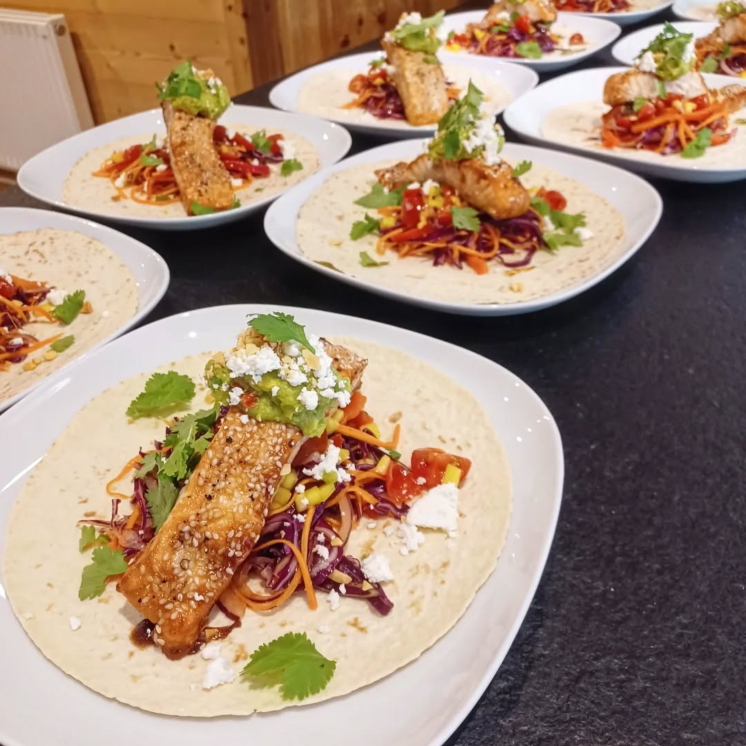 Some foodie things from the summer so far.... when I have remembered to take some pictures. I'm not very good at remembering to do that oops.
Lots of healthy option (except the cookies hehe) for some lovely yoga ladies 🧘♀️🍅🥥🍓
#chaletchef #chatel #yoga #healthygeteaway