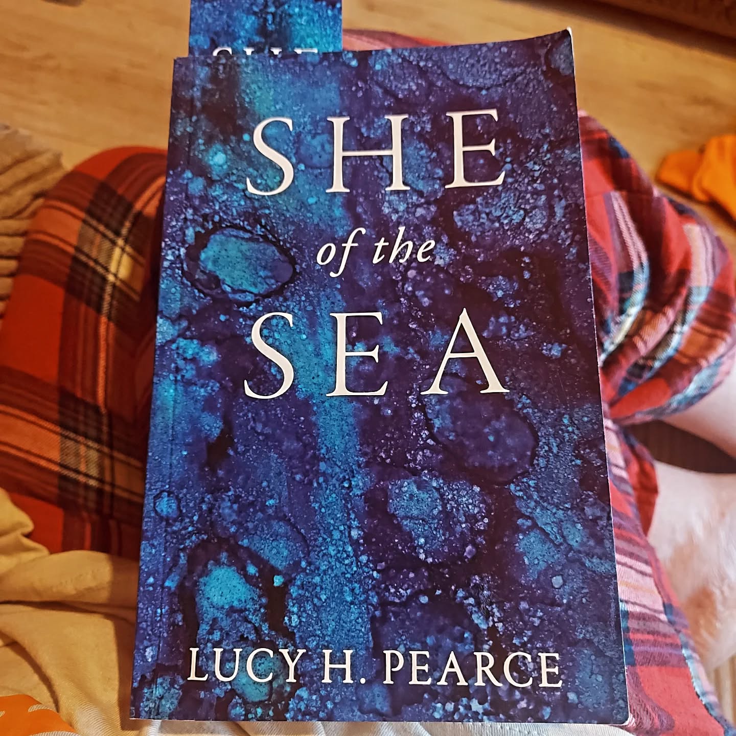 Loving this book from our #Snapdragonslibrary... 2 chapters in so far and I love the way @lucyhpearce brings contributions from others in amongst her own writing (one contribution is from one of our directors, Gia!).
Are you one of our Friends Of Snapdragons members? Have you used the library yet?
You can find out more about our membership scheme on our website
www.snapdragonsplymouth.co.uk