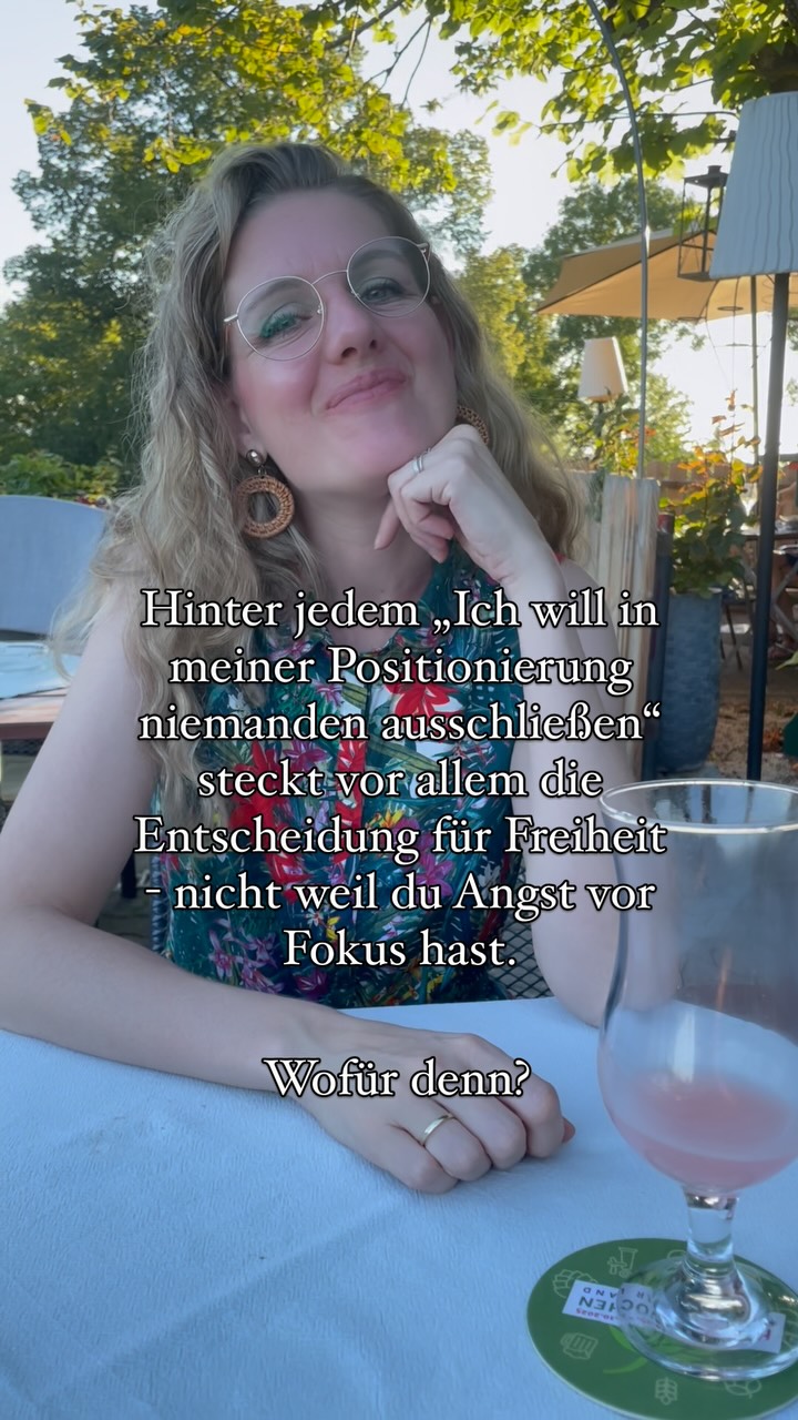Viele denken 🤔 Wenn du dich nicht klar festlegst, bist du einfach unentschlossen oder hast keine Ahnung, was du willst.
Aber stimmt das wirklich?
Oft steckt dahinter etwas ganz anderes: der Wunsch nach Freiheit🌴.
🤝 Frei zu sein, für alle da zu sein
💡 Frei zu bleiben, um jederzeit neue Ideen umsetzen zu können
🚀 Frei, um sich nicht festzulegen – und damit auch nicht festgefahren zu fühlen
Das Problem dabei ist:
Was ist es denn für eine Freiheit, wenn du jeden Tag struggelst und rotierst sichtbar zu werden und an Kunden zu kommen. 💸
Schau, wenn du für alle offen bist, findet sich oft keiner so richtig in dir wieder 🙈
Du kennst den Spruch: Bist du für alle, bist du für keinen.
Deine Botschaft bleibt schwammig, weil du keine hyper konkreten Beispiele geben kannst. Deine Angebote lösen viele, aber kein für deine Wunschkundin dringendes Problem. Es ist halt wischiwaschi – und die richtigen Menschen laufen vorbei 🚶♀️🚶♂️
Ein Beispiel:
Du bist Ordnungscoach für Familien
oder: 🥳 Du bist Coaching für alleinerziehende Mütter, die gerne mal wieder einen Abend mit nem Gläschen Vino auf der Couch sitzen möchten, weil sie nicht noch bis 23 Uhr das Chaos beseitigen.
Was glaubst du, für welche Positionierung kannst du magnetischeren Content erstellen?
BusinessQueen: Freiheit bedeutet nicht, dass du alles für jeden sein musst 🌍
Freiheit entsteht auch, wenn du dich erstmal aus deiner Komfortzone katapultierst:
➡️ Du wirst klarer und tiefer in dein Thema einsteigen
➡️ Dein Content wird automatisch mehr auf den Punkt kommen und spezifischer werden
➡️ Du fühlst dich schneller als Expertin und dein Selbstbewusstsein geht durch die Decke. Schneller als du schauen kannst . I promise.
Um langfristig erfolgreich zu werden, musst du die Fähigkeit erlernen, dich cristal clear zu positionieren und deine Message genau auf die Kunden auszurichten, die dir schon “wo kann ich bezahlen” entgegenrufen.
Ich weiß, dass dein Angebot verdammt gut ist. Das hast du schon oft genug bewiesen.
Wenn du merkst, dass du dich nicht festlegen willst 🤷♀️ Frag dich mal – vor was willst du dich damit wirklich schützen? 🪞