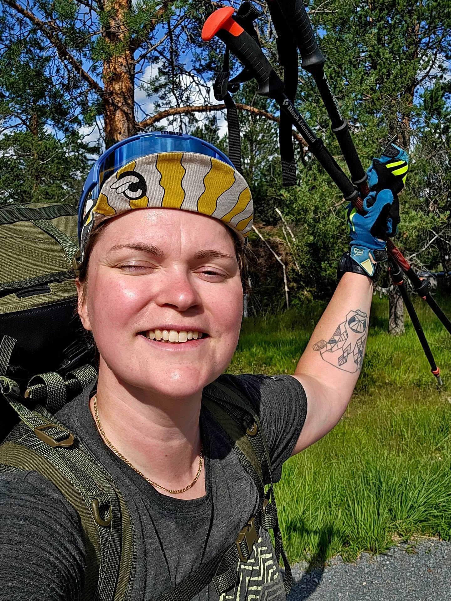 Erämaasta palattu ja on taas lapsenlapsille kiikkustuolissa kerrottavaa moneksi illaksi. 🧑🏻🦳💭🏞
15 päivää Urho Kekkosen kansallispuistossa yksinvaellusta takana. Puisto tarjosi jälleen kokemuksia, joita en osannut odottaa. Reissuun mahtui paljon sekä ylä- että alamäkiä (fyysisiä ja henkisiä), joita jossain kohtaa haluan avata myös julkisesti - ehkä kuitenkin blogin puolella, niin saa tarinoida rauhassa.
Nyt palaudutaan esityslistojen, haukattavan ruoan ja hotellin lakanoiden avulla arkeen. Onneksi aluehallitus on jo ylihuomenna, niin ei jää erämood liian pitkäksi aikaa päälle.
Kiva olla perillä.