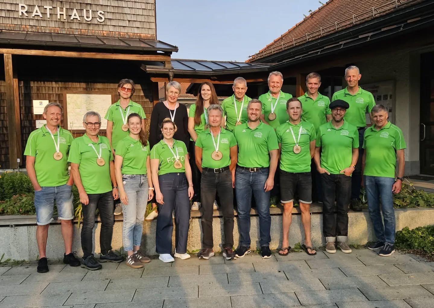 Orga-Team beim Tag des Sports 💚
Gemeinsam hat unser Orga-Team wieder einen grandiosen Sporttag hinter sich gebracht 💯💚
Von den Kids bis zu den Erwachsenen konnte jeder einen unvergesslichen Tag in Neureichenau und am Dreisessel erleben 🤗
In unserer Nachbesprechung hat jede Sparte ihren Bereich reflektiert: Was lief top, was können wir fürs nächste Jahr noch verbessern? So wächst unser Event Jahr für Jahr! 🚀
Ein riesiges Dankeschön an alle teilnehmenden Sportler, die vielen Zuschauer und unsere freiwilligen Helfer 💚
Wir sehen uns am 18.07.2026 – seid wieder dabei! 🏆☀️
#orgateam #team #tagdessports #TagDesSports2025 #TagDesSports2026 #quälspass #QuaelspassAmDreisessel #dreisesselgemeinde #dreisesselberg #dreisessel #bergrennen #kids
