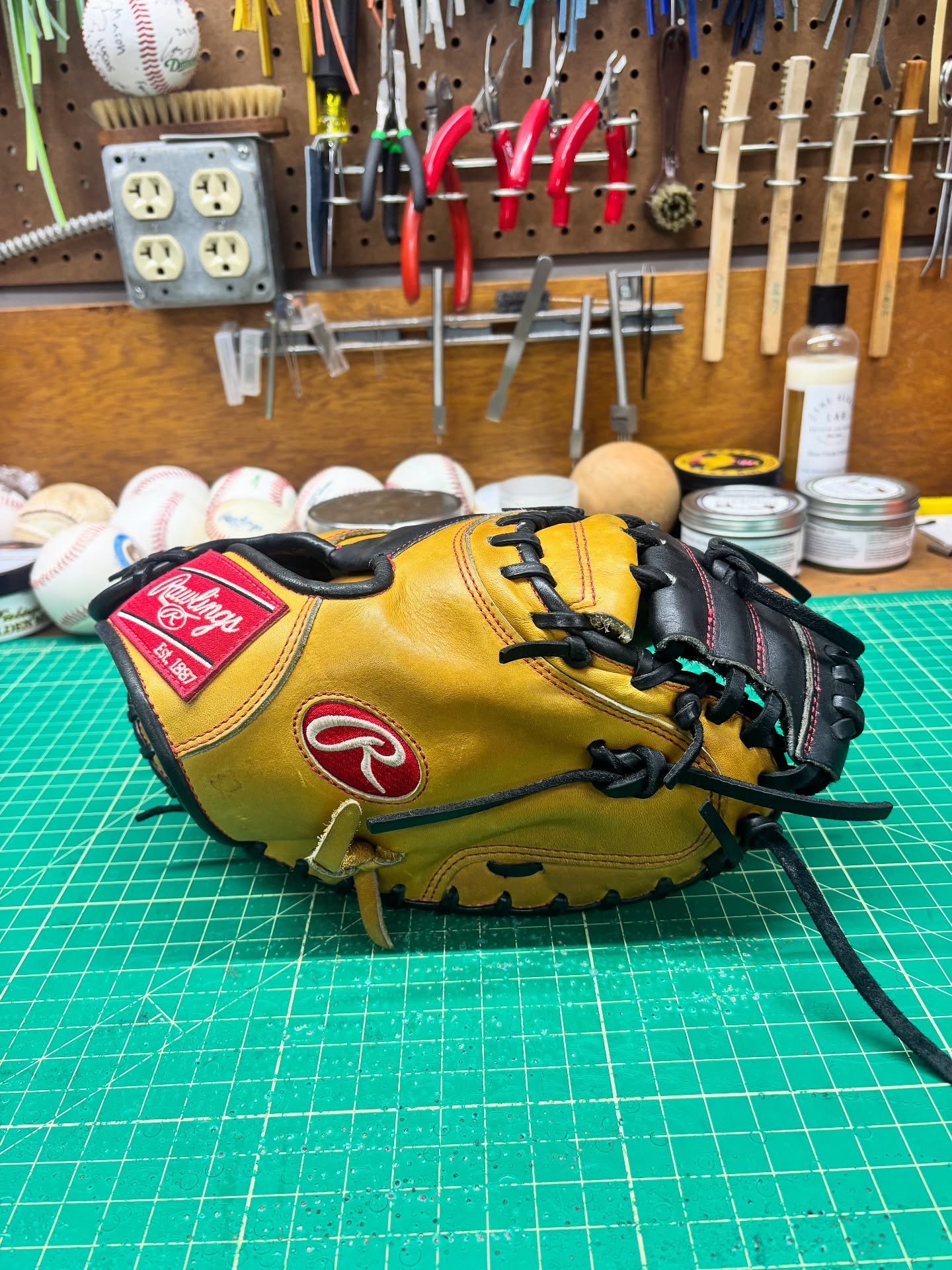 Recently picked up this Rawlings PROCM33BUB with little use. Didn’t even have clay or gravel hiding in it. Just Ball Gloves has this listed as a Spring Training X-Outs model. I’ve been picking up catchers mitts lately, always was my favorite position to play love to hear the ball report off the glove palm.
#rawlingsheartofthehide #rawlingsbaseballglove #rawlingscatchersmitt #relacedontreplace #relacednotreplaced #makingyourglovegreatagain #coloradoleatherbalm #buyfastpitchgloves #ballplayersbalm #flatbillbaseball #gloverelacer #staygrassy