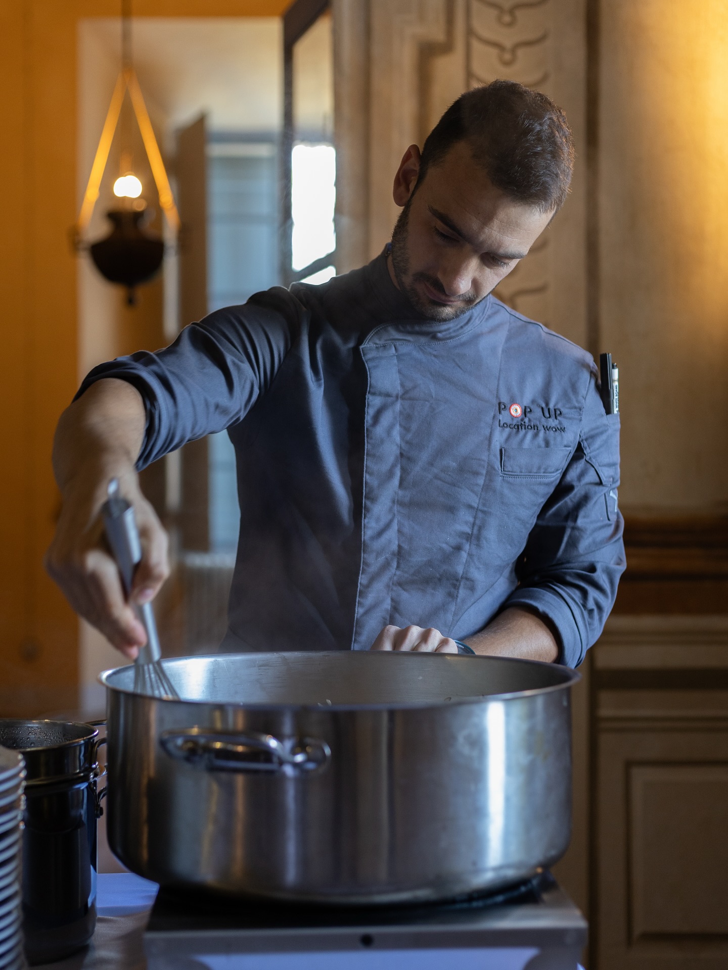 Dietro ogni piatto c’è la mano e la mente del nostro Chef @sindelflavio : capace di trasformare un evento in un’esperienza indimenticabile. ✨
È lui che firma i menù che vivono di freschezza, eleganza e gusto, cucendo piatti su misura per ogni occasione. 😍
Grazie alla sua passione e alla sua creatività, ogni catering diventa un percorso sensoriale unico, pensato nei minimi dettagli per stupire i vostri ospiti. 🪄
Chiamaci al +39 340 629 4556 o inviaci una mail a popup.locationwow@gmail.com per riservare le nostre location wow per i tuoi eventi!🥂
#torinoeventi #torinoevents #locationpiemonte #locationtorino #cheflife
