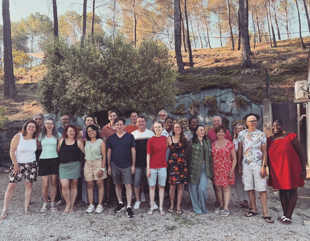 Semaine de composition 2025 / Depuis 2015 nous organisons chaque année une semaine de composition pour des personnes qui souhaitent progresser dans le domaine de la création musicale. C’est une joie de pouvoir passer du temps avec des gens motivés. Nous sommes une belle équipe d’amis compositeurs et ensemble nous essayons de leur apporter une écoute attentive et un encouragement à aiguiser leurs dons... Suite sur: https://www.jeunesse-en-mission.ch/fr/blog
Composition Workshop 2025 / Since 2015, we have been organizing an annual week-long composition workshop for people who want to develop their musical creativity. It is a joy to spend time with such motivated individuals. We are a great team of composer friends, and together we try to listen attentively and encourage them to hone their gifts... To be continued on: https://www.jeunesse-en-mission.ch/blog