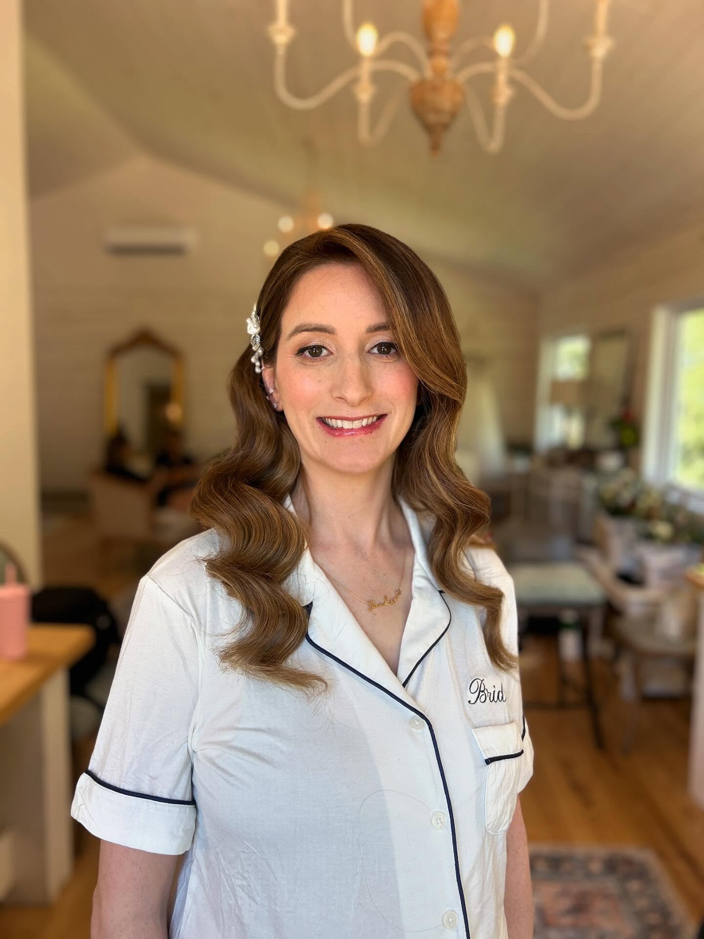 Effortlessly Chic
#bride #ottawabride #ottawabridal #ottawahairstylist #montrealbrides #bridalhair #glamwaves #bridalhairstyle