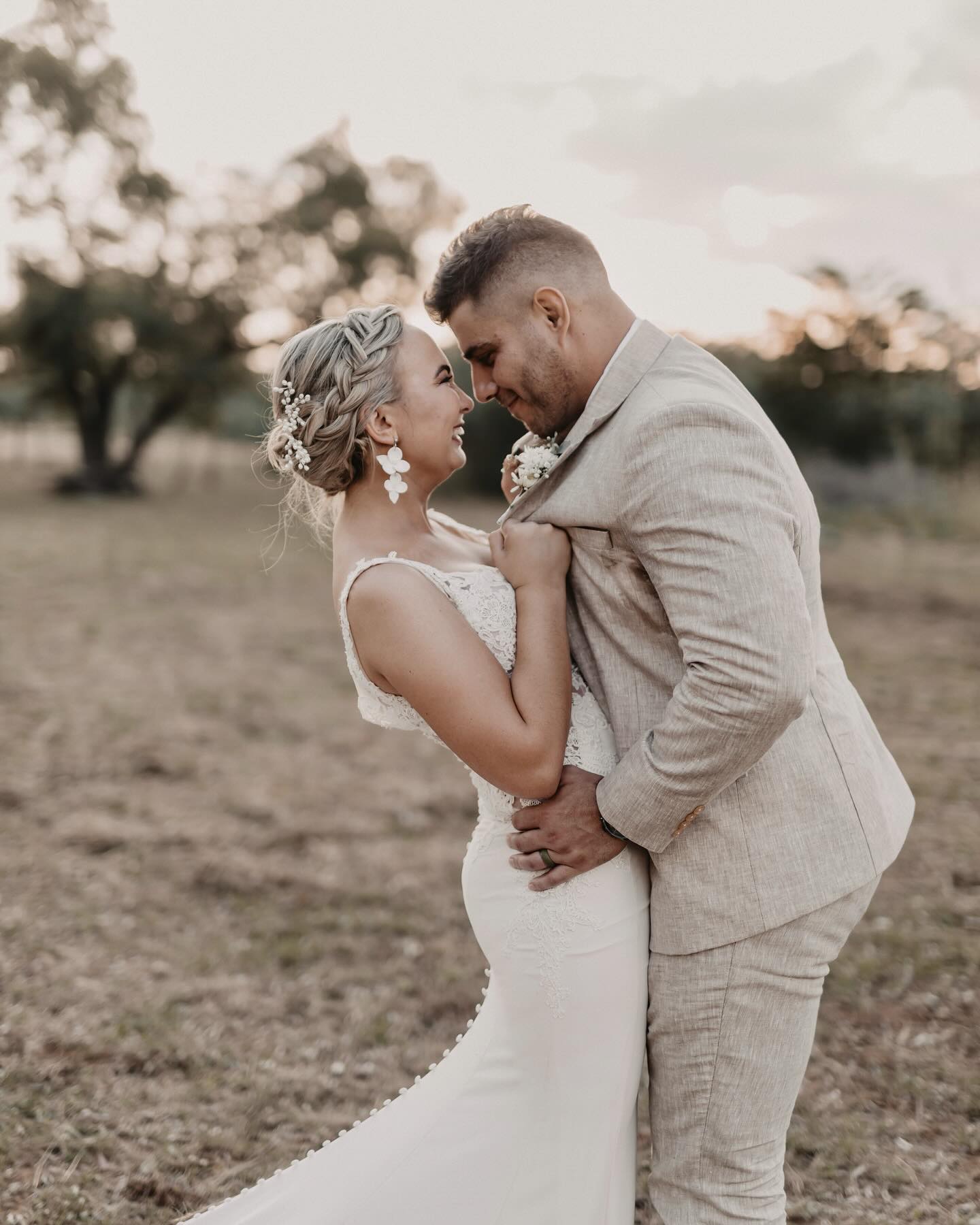 Imagine saying “I do” surrounded by the beauty of nature — soft sunsets, crisp morning air, and the person you love most by your side. 🌿💍
Our weekend weddings let you slow down, celebrate, and truly soak in every magical moment. From intimate vows to starlit nights, it’s a love story written in nature.
Contact us for more information on our weekend wedding packages ➡️ info@wildwoodvenue.com
📸: @merizeblom_wphoto