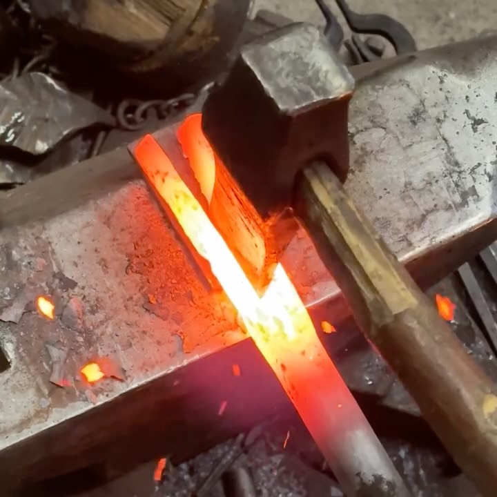 Ein glühendes Eisen. Ein gezielter Hammerschlag. 🔨🔥
So wie im Video der Stahl geformt wird, formst auch du dein Leben – oder jemand anderes tut es für dich.
Schmiede dein Glück selbst.
Denn: Lebensglück ist selten reiner Zufall – sondern oft Handwerk.
Nicht jeder mag den Satz „Jeder ist seines Glückes Schmied“.
Aber: Auch wenn wir nicht alles kontrollieren können – wir können immer entscheiden, wie wir mit dem umgehen, was uns das Leben gibt.
In der 20. Jubiläums-Ausgabe von Impulse für dein Leben sprechen @stefan_suss & @thomas.fleischanderl darüber, wie du dein Leben aktiv formen kannst – mit Hammer (Kraft), Amboss (Beständigkeit) und Feuer (Leidenschaft) als Sinnbilder für innere Stärke.
🎯 In dieser Folge erfährst du:
▪️ Warum du dein Glück zumindest zum Teil selbst schmieden kannst
▪️ Welche Rituale helfen, in der inneren Mitte zu bleiben
▪️ Warum Wellness für den Kopf genauso wichtig ist wie für den Körper
▪️ Wie Meditation, Yoga und kleine Routinen deinen Alltag verändern können
🎧 Jetzt reinhören:
🟢 Spotify: https://open.spotify.com/show/7gS13rD5shj1iJBslxvwA4?si=d53548fc1eb04d18
🟣 Apple Podcasts: https://podcasts.apple.com/at/podcast/impulse-f%C3%BCr-dein-leben-geschichten-aus-dem-alltag/id1785878172
🟡 Amazon Music: https://music.amazon.de/podcasts/201c196c-02e9-4fd4-9c32-a56d50663de0/impulse-f%C3%BCr-dein-leben-%E2%80%93-geschichten-aus-dem-alltag
💬 Dein Leben wird nicht geformt, wenn du zusiehst – sondern wenn du handelst.
⭐ Wenn dir unser Podcast gefällt, freuen wir uns riesig über deine Bewertung auf der Plattform, auf der du gerade hörst – euer Feedback ist der Funke, der unser Feuer am Brennen hält!
#ImpulseFürDeinLeben #Podcast #Lebensglück #Mindset #Selbstentwicklung #BucketlistSchmied #MutZurVeränderung #Lebensfreude #Inspiration #Persönlichkeitsentwicklung #FeuerEntfachen #NeueWegeGehen #StefanSuess #ThomasFleischanderl