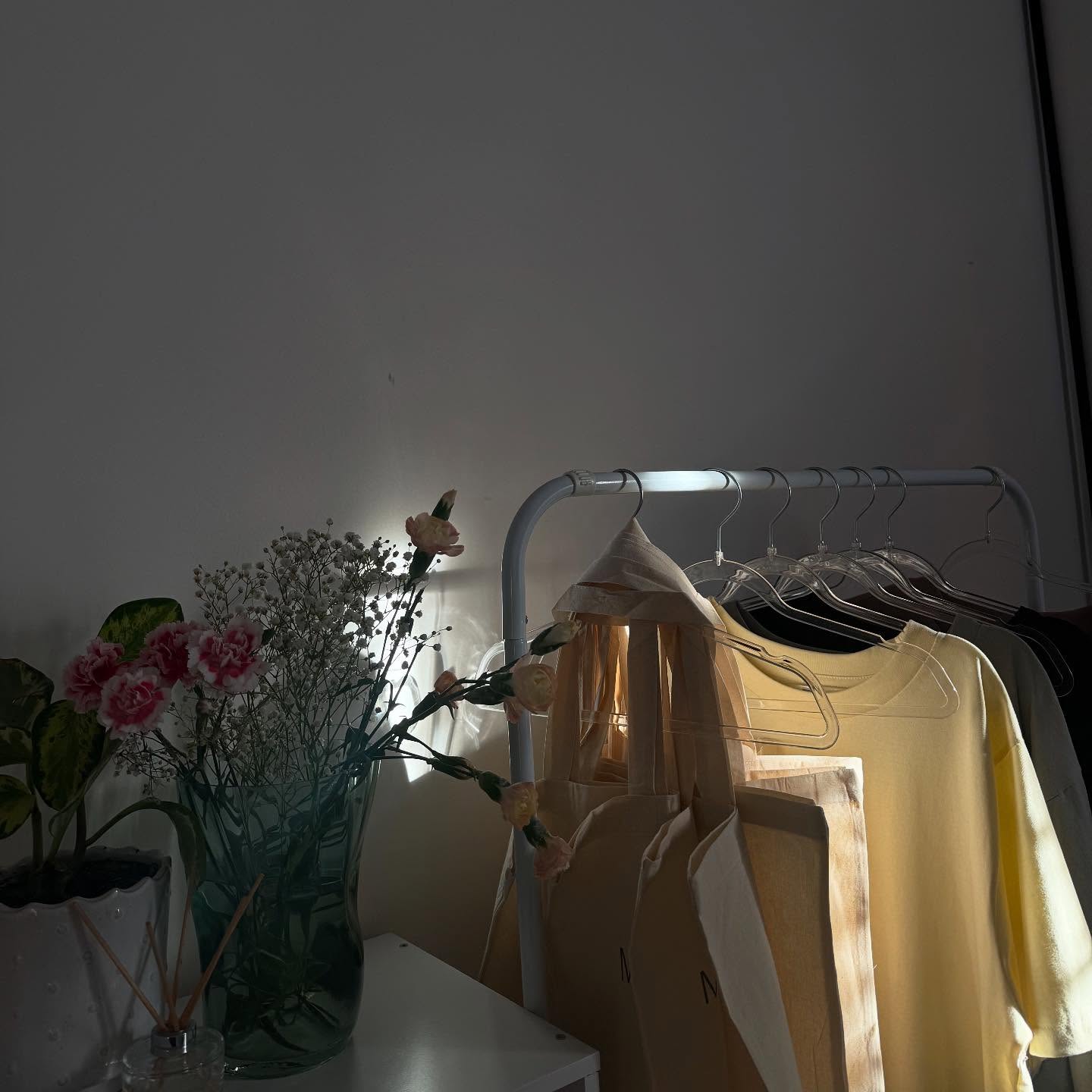 The back of the Studio ….
Did you know there is a waiting room and 2 bathrooms out the back of the Studio? Lots of easy car parks, and a back door entrance! If you need to get changed ready for work, arrive a little early and relax on the couch, fill up your drink bottle, need deodorant or any other supplies it’s all out there for you 🤍