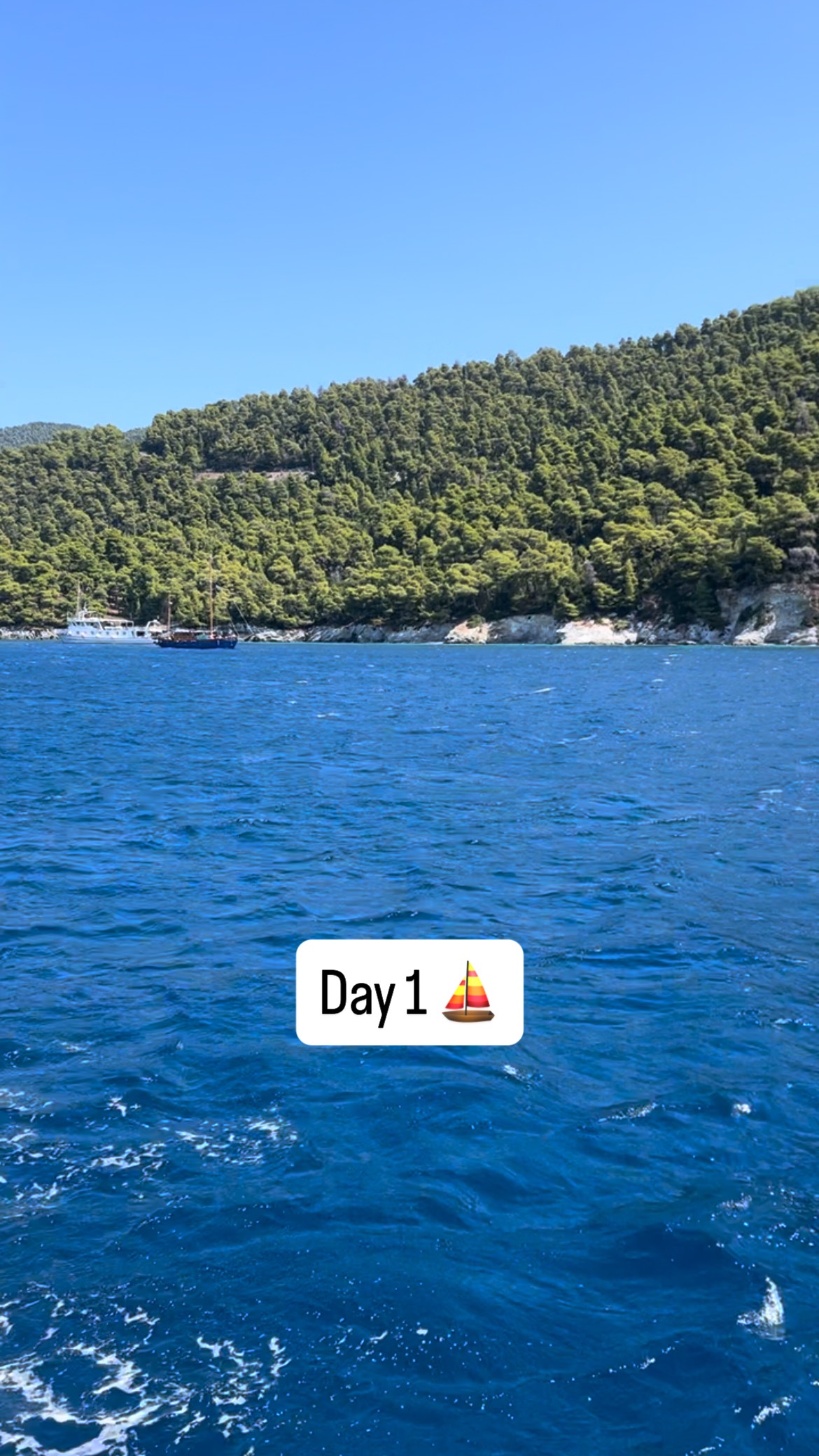 C’est parti pour une semaine sur l’eau, on va naviguer aux îles sporades.⛵️🏖️ Il y aura du vent ( beaucoup), de la beauté (trop), des imprévus (probablement), des souvenirs magiques, la pleine lune d’août, des criques presque que pour nous et des ports remplis et animés. Une pause magique au grand bleu que j’aime tant de partager avec vous 🇬🇷💙 #sail #sailgreece #sporadesislands #mamamiaisland #pelion #skipper