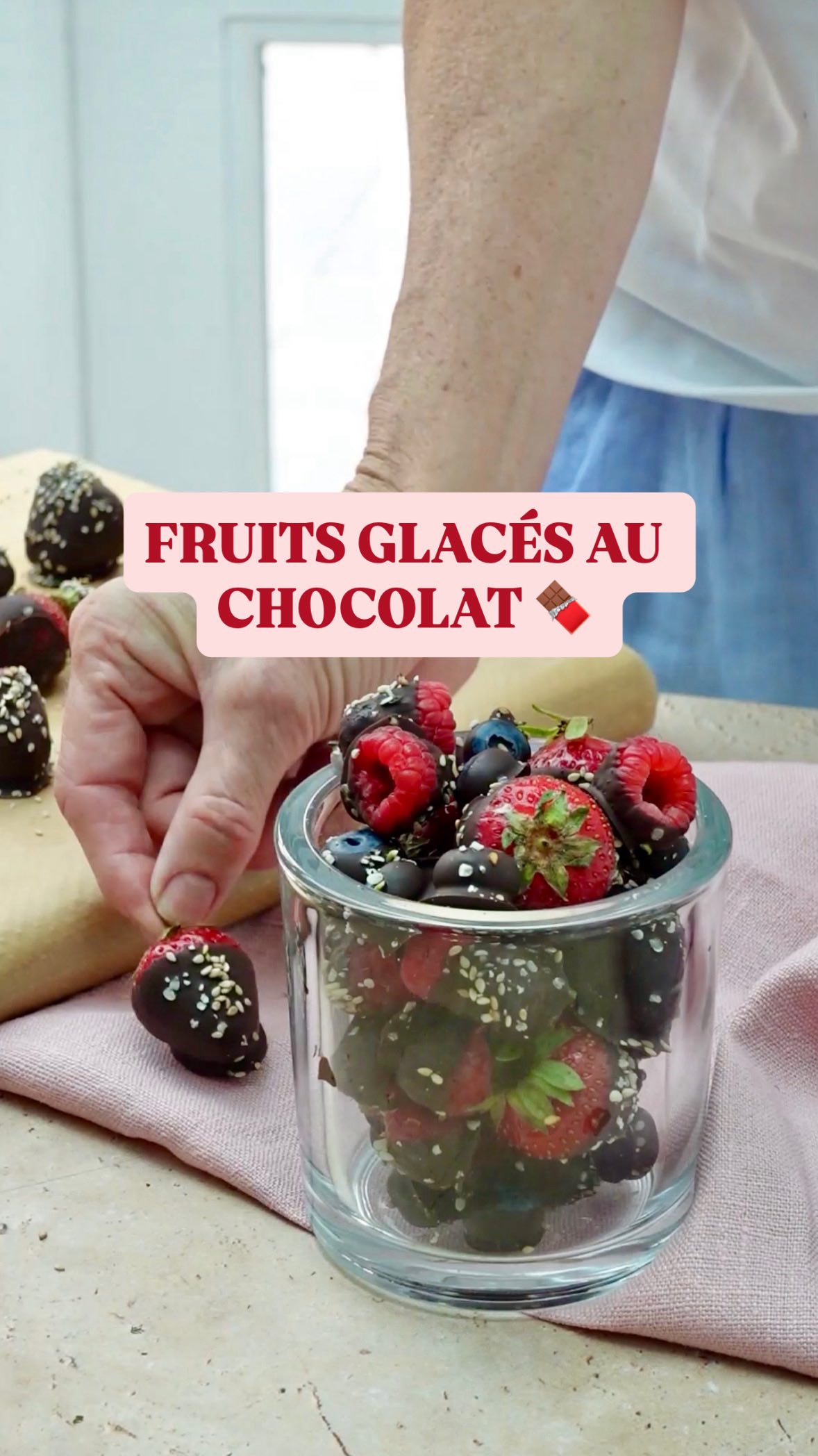 Prendre soin de soi ET se faire plsisir!
⭐️ du bon chocolat noir min 70% de cacao: riche en minéraux, antioxydants, peu sucré et du plaisir🍫. Ajouter 1 cas de graisse de coco… et faire fondre à feu doux.
⭐️ des fruits rouges: fraises, myrtilles, framboises, mûres… riches en vitamines, antioxydants, peu de glucides mais plein de plaisir 🫐🍓
⭐️des graines de chanvre pour une note croquante et protéinee.Et placer au frigo pour durcir le chocolat.
⭐️C’est un goûter amusant à préparer avec les enfants, ultra simple comme recette et bon dans tous les sens du terme.
⭐️Je n’achète plus les barres chocolatées ultra transformées dont le 1er ingrédient est du sucre.
Sans compter tous les additifs néfastes.
⭐️On aime le goût sucré! Il suffit de penser à des alternatives faciles à faire, tout aussi délicieuses et qui allient plaisir et santé.
⭐️À garder au frais. Ça fond dans la bouche et les mains….
Ça vous tente?
#gouter #goutermaison #encas #recettesaine #recettegourmande #recettesanté #nutrition #sanssucre #mangersainetbon