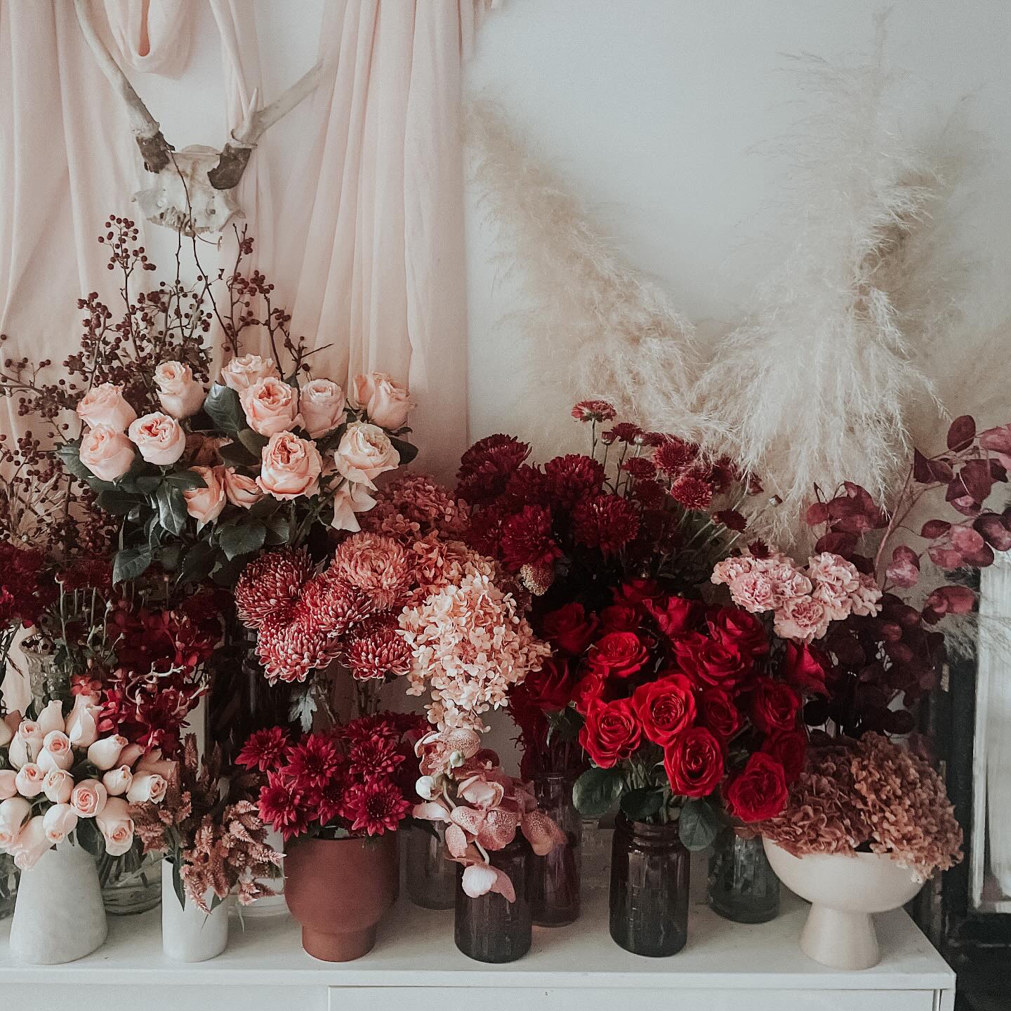 🌸 Fresh from the flower market and bursting with blooms 🌸
Love it when my studio is filled to the brim with colourful flowers… — ready to turn these beauties into something unforgettable. 💐✨
#FlowerStudio #FreshFlowersDaily #FloristLife #FlowerMarketHaul #BloomsOfInstagram #FloristInSydney #FlowerShopVibes #SeasonalFlowers #SydneyFlorist #FlowerStudioMagic #BloomsAndBliss #FloristAtWork #FlowersMakeMeHappy #WhimsicalFlorals #StudioFullOfFlowers