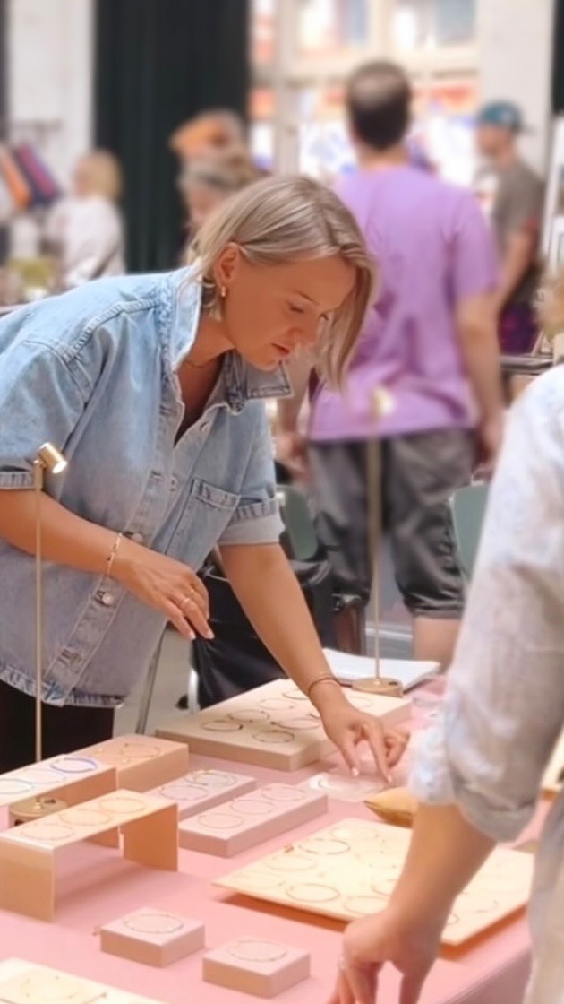 Sunday market magic ✨
A little glimpse of my Sunday at the market @sondagsmarkedetiingensgate – surrounded by amazing people, handmade treasures, and beautiful pieces. I hope this video captures at least a bit of that warm, creative atmosphere. Thank you for today – for all the chats, the laughs, and the inspiration. ✨
#handmade #jewelry #norway #handlaget #smykker #armband #mypassion♥️