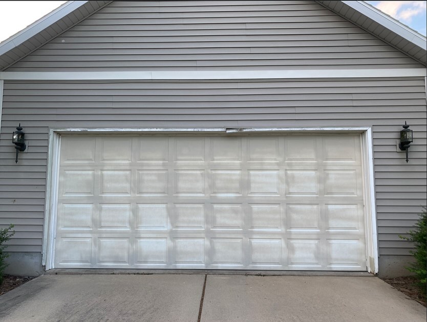 That’s a job well done ✅
We were able to make this garage door look BEAUTIFUL again in just a matter of hours! 😍
Before the cold weather and snow begin to approach, don’t forget to let us help you make your home look as good as new! ✨