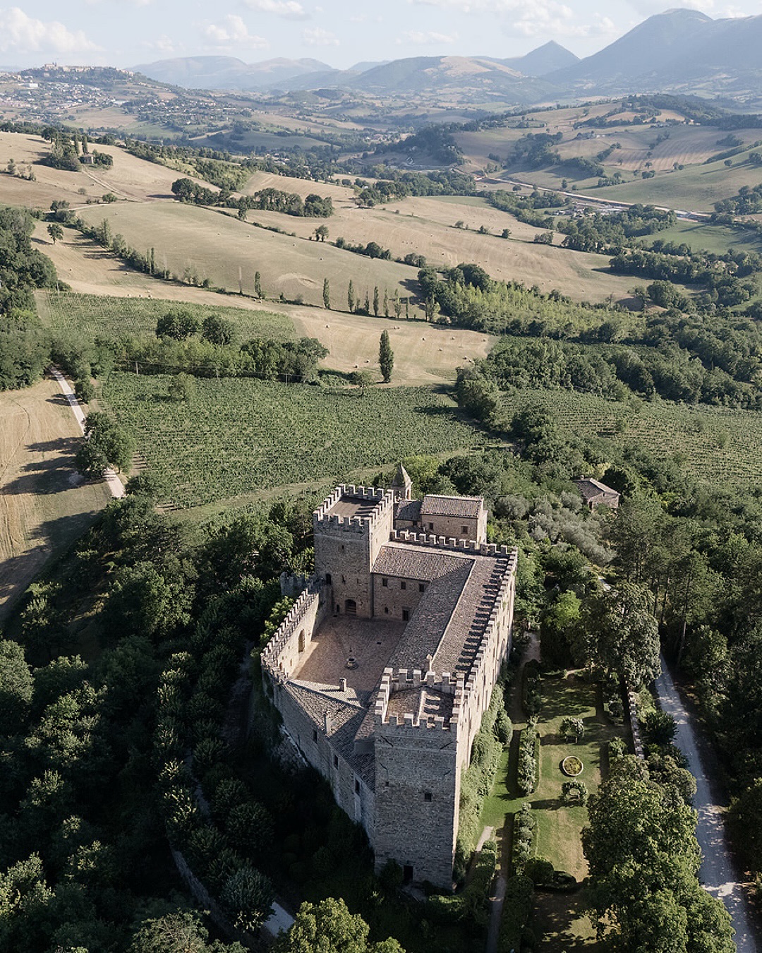 part one of G&G’s post elopement photo session, in the gardens surrounding the 13th century fortress Rocca d’Ajello in the Marche, Italy