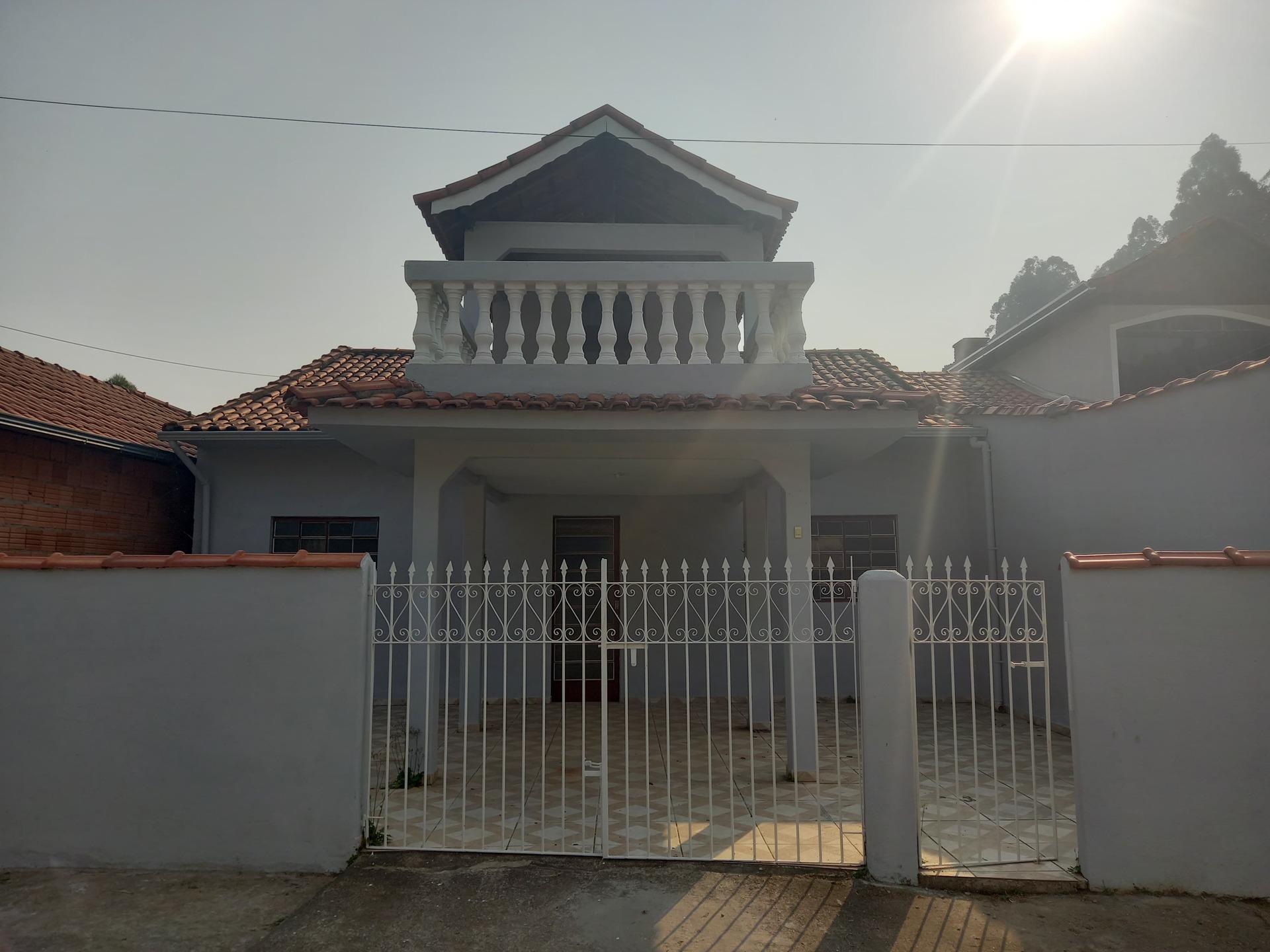 CASA PROXIMO AO CENTRO DE DELFIM MOREIRA.
Casa com 2 quartos no centro de Delfim Moreira, perfeita para você!
Esta casa oferece o conforto e a tranquilidade que você procura, com uma localização privilegiada no centro da cidade. Ela dispõe de 2 quartos aconchegantes, sala, banheiro e uma varanda espaçosa, ideal para aproveitar as manhãs ensolaradas ou para um momento de relaxamento no fim do dia. A proximidade com o comércio e serviços locais garante praticidade e conveniência para o seu dia a dia.