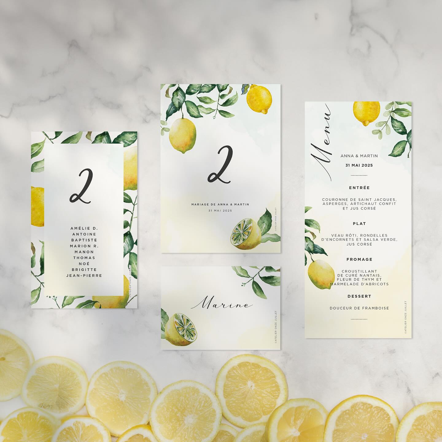 Des citrons gorgés de soleil, des touches d’aquarelle et une pointe d’élégance…
Chez Atelier Onze Juillet, on imagine pour vous une papeterie qui sent bon l’été et qui sublime vos plus beaux moments.
🌿 Menu, plan de table, marque-place : chaque détail est pensé pour raconter votre histoire, jusque sur vos tables.
📅 Ici, c’est Anna & Martin qui ont choisi un univers lumineux et gourmand pour célébrer leur grand jour, le 31 mai 2025.
💛 Et vous, quelle ambiance rêvez-vous pour votre mariage ou votre événement ?
#AtelierOnzeJuillet #PapeterieMariage #WeddingDesign #LemonWedding #InspirationMariage #PapeterieSurMesure #DécorationTable #WeddingDetails #Mariage2025