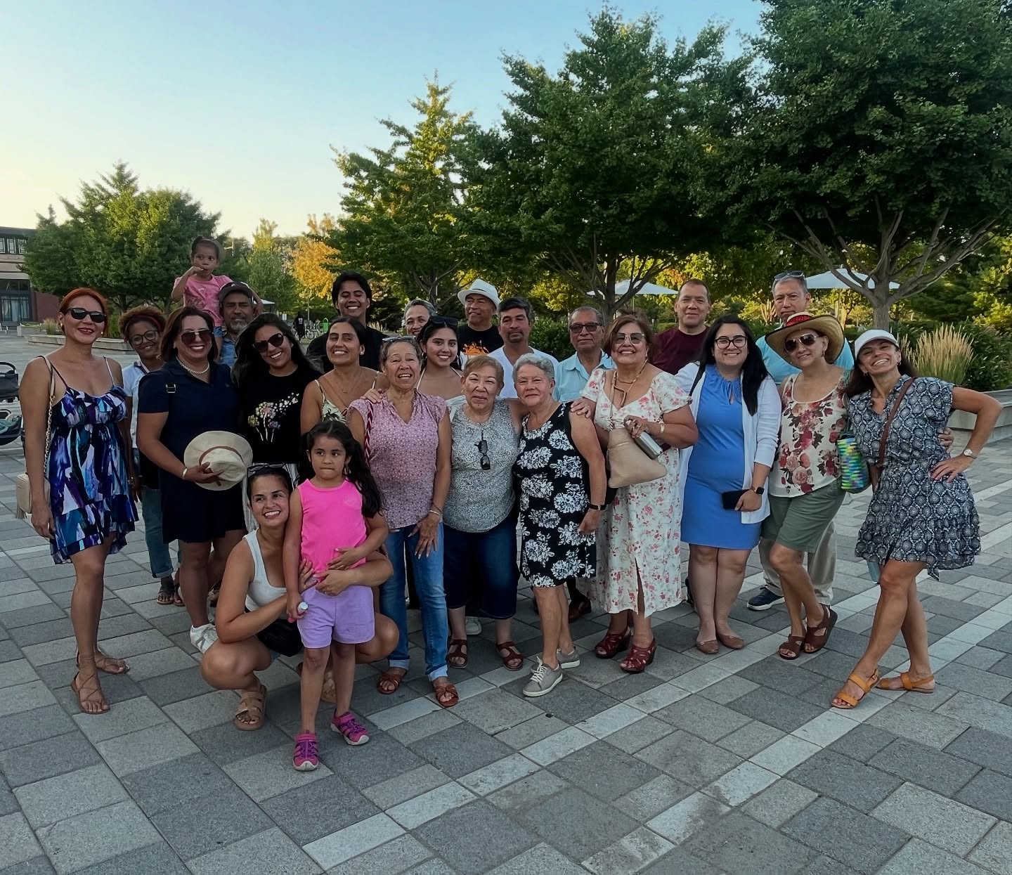 Esto es Lo Que pasa cuando lideres de la communidad se unen a representar y crear sueños en una realized! Que Viva La Raza de lideres, emprendedores y, soñadores!!!