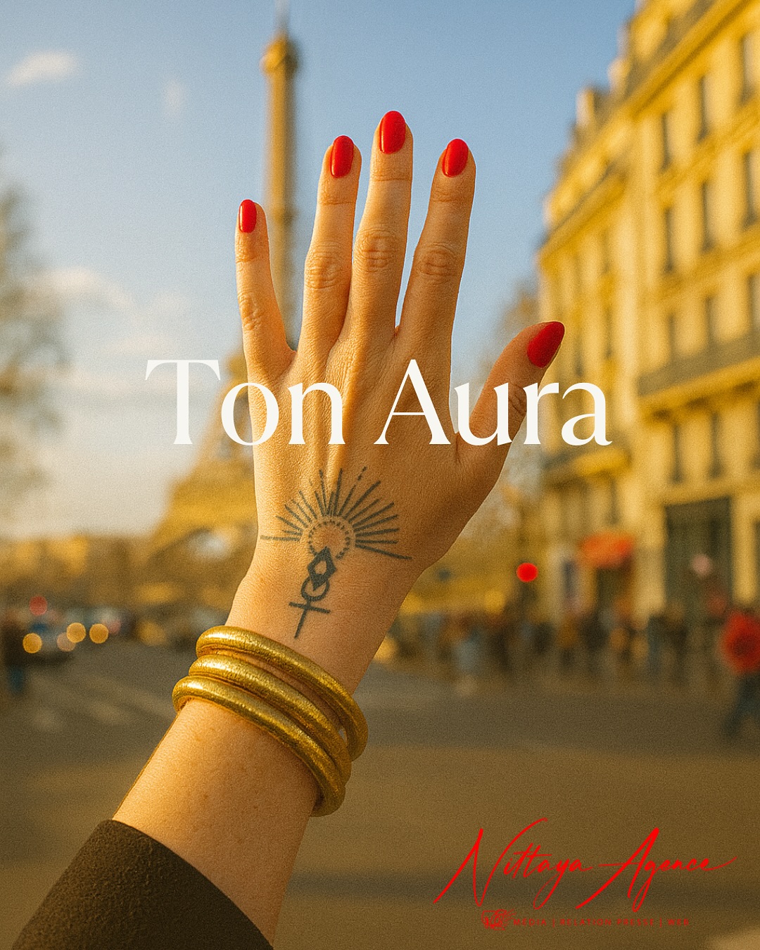 Dans mon métier, je vois chaque jour la différence entre un geste marketing…
et une vraie intention.
La visibilité ?
Oui, ça se travaille.
Avec méthode, stratégie, régularité.
Mais la réputation, elle, ne s’achète pas.
Elle ne se brade pas non plus.
Elle se forge.
À la sueur du front.
Dans la rigueur.
Dans les nuits de doute.
Dans les relations cultivées au fil des années.
Et surtout : dans ce que tu fais quand personne ne regarde.
Une réputation, c’est comme une empreinte digitale.
C’est ton nom qui circule quand tu n’es pas là pour te vendre.
C’est ton réseau, lentement bâti, qui devient un écho fidèle de ton intégrité.
Alors dis-moi…
Tu aimes le travail d’untel…
Pourquoi tu ne le soutiens pas ?
Tu as adoré son dernier podcast…
Pourquoi tu ne le relèves pas en story ?
Tu as vibré pour son livre…
Pourquoi tu ne le dis pas à ta communauté de 12 000 abonnés ?
👀Beaucoup veulent de la visibilité…👀
Mais oublient que la visibilité commence… par la visibilité qu’on donne aux autres !
Je ne parle pas ici de flatteries.
Ni de communication opportuniste.
Je parle de générosité, de congruence !
De solidarité professionnelle.
De ce choix lucide d’agir avec le cœur, pas avec calcul.
Parce que non…
la gratitude ne vaut rien si elle reste dans ta tête 🤷🏻♀️
Et l’abondance ne se manifeste pas si tu refuses de faire circuler ce que tu aimes…
Alors, posons la vraie question :
Qui soutiens-tu quand tu dis vouloir être soutenu ?
Ce texte t’a parlé ?
Partage-le. Ou mieux encore : fais ce que tu n’as pas encore osé faire. 💙
Nittaya. Un point c’est tout.
#TonAura
#ReputationProfessionnelle
#PostureAlignée
#NittayaCopywriter
#StratégieDeContenu
#CommunicationAlignée
#MarketingConscient
#VoixDeMarque
#SoutienSincère
#GénérositéAuthentique
#VisibilitéAlignée
#nittayaunpointcesttout