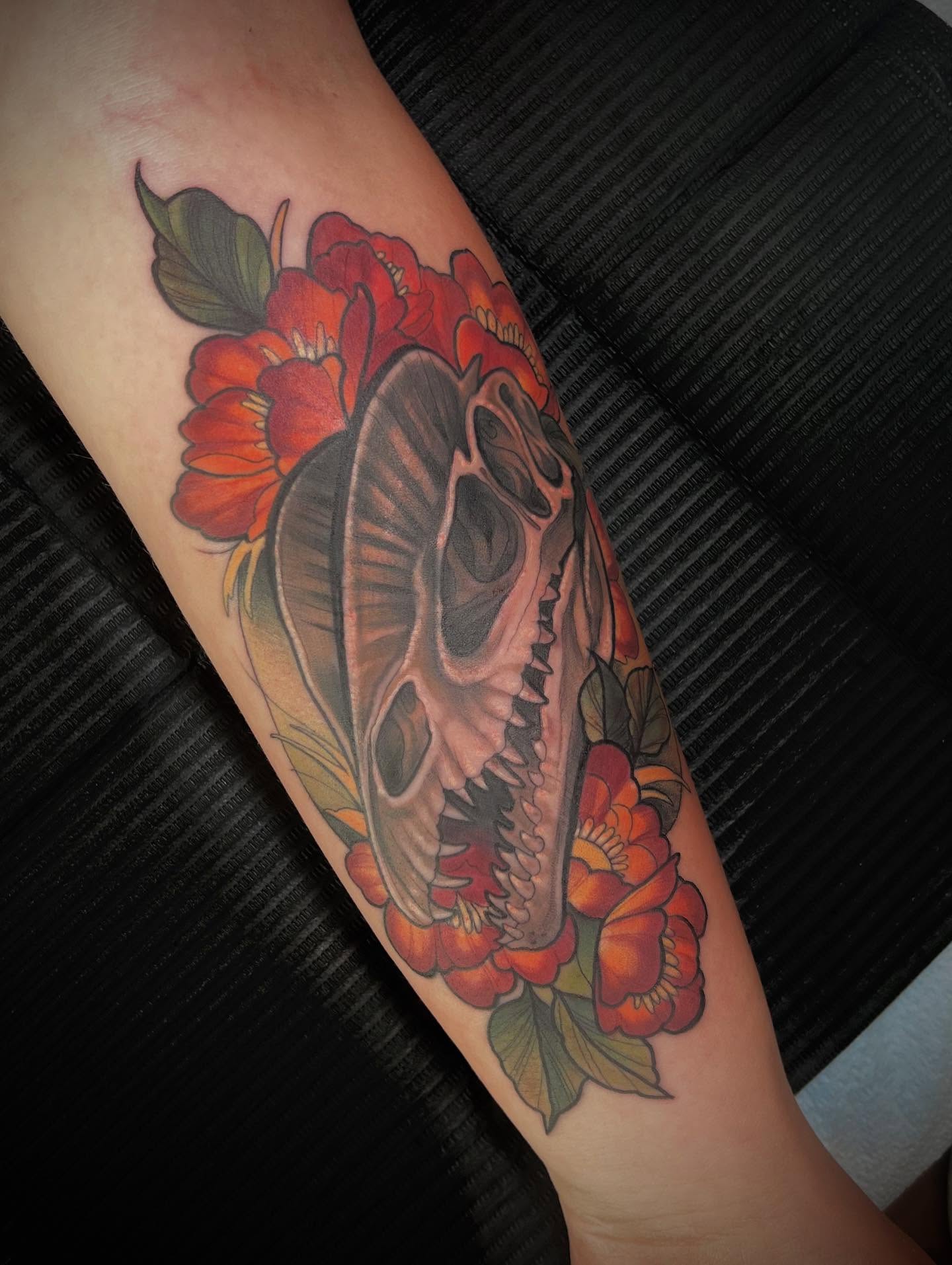 It’s Dino time, always. If you want to kill an afternoon ask me about DINOSAURS
#dilophosaurus #dinosaur#dinosaurtattoo#fossil#fossiltattoo#paleontology #tattoo #girlswhotattoo #kentuckytattooers #neotradtionaltattoo #illustrativetattoo #eternalinks#procreate#bishoprotary#paducahcreativecity#neotrad