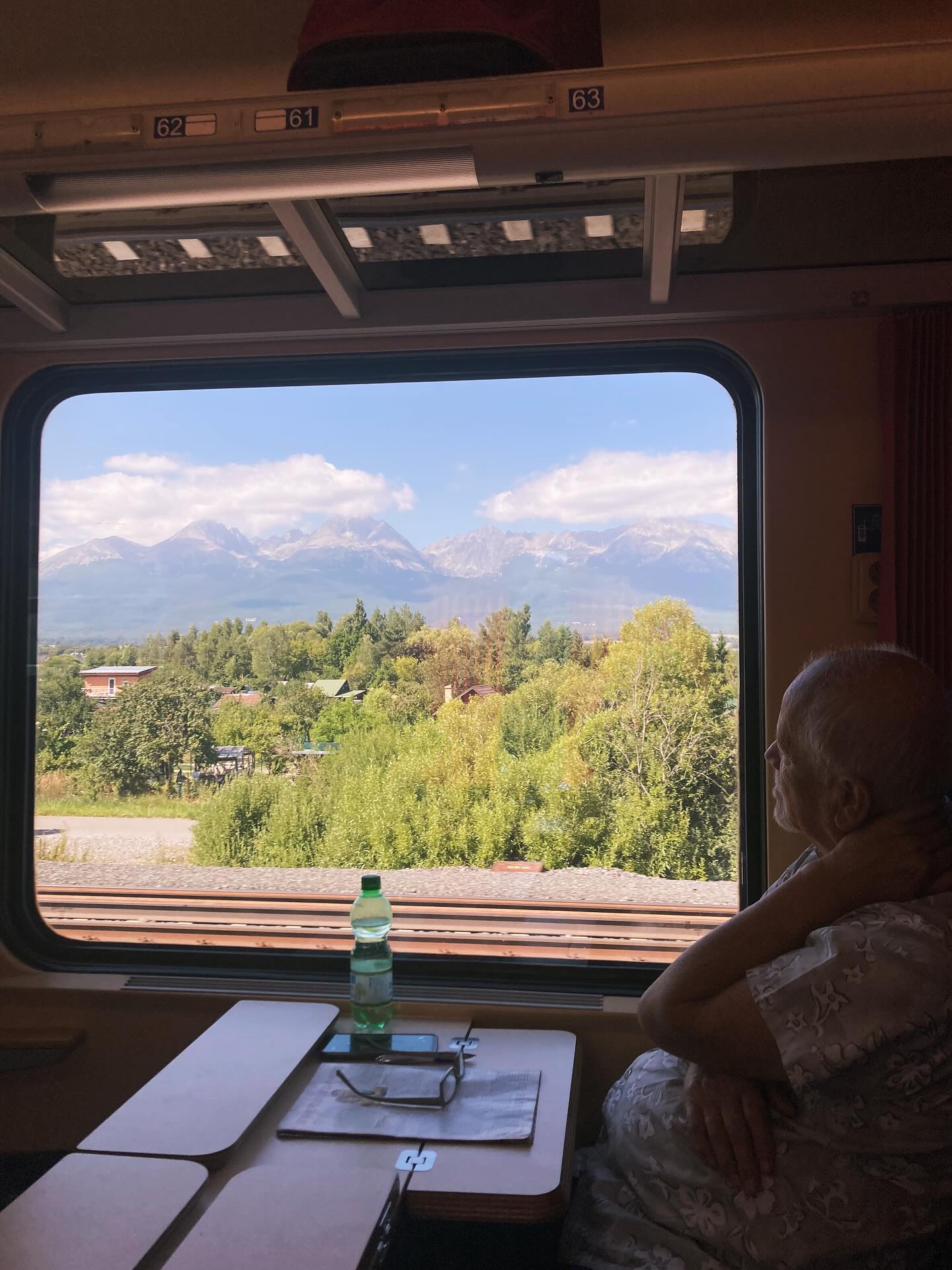 Cette photo illustre ce que je ressens en quittant la Slovaquie. Un moment de tristesse de quitter mes parents, une admiration silencieuse pour la beauté de la nature de mon pays natal, une pointe de nostalgie, et en même temps l’excitation d’arriver dans mon nouveau foyer, un petit village de Bretagne. Ça fait déjà 3 ans que nous avons emménagé ici avec @vincentfenice et nos deux enfants.
Je suis ravie de recevoir bientôt des amis chez nous et j’ai hâte de voir ce qui m’attend en septembre : je prévois de donner les cours de yoga à @villededinan , à La Source (Maison des associations) et à la salle Claude Haley, ainsi que dans d’autres petites communes. J’ai hâte de continuer à partager le pouvoir du yoga.
Je serai présente au forum des associations à Dinan et à Pluduno le 6 septembre. Avec l’association YOGA FOR LIFE et certains de mes élèves de ces dernières années, nous serons là pour répondre à toutes vos questions et vous proposer des cours de yoga ouverts à tous. Plus d’informations à suivre.
Si vous avez envie de faire du yoga avant mi-septembre, venez me rejoindre au jardin botanique de Saint Méloir des Bois ou sur la plage de la Mare à Saint Cast le Guildo. Voir les affiches sur les photos pour plus d’infos.
À très bientôt.