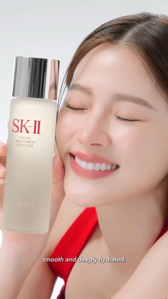 ✨ SK-II — the legend of Japanese skincare, renowned worldwide for its iconic Facial Treatment Essence.
💧 The secret lies in the unique ingredient PITERA™, composed of 90% natural enzymes, vitamins, and amino acids. It transforms the skin, making it more radiant, smooth, and deeply hydrated.
🌞 The perfect choice for summer skincare: lightweight texture, instant hydration, and protection against dryness. Within just a few weeks, your skin becomes as clear and luminous as crystal.
🛍 Discover SK-II in our specialized online store for Japanese and Korean cosmetics 🌐 www.skincareboxbeaute.com
Your best skincare, straight from Japan.
#skii #jbeauty #skincare #japanesebeauty #skincareboxbeaute #pitera #facialtreatmentessence
