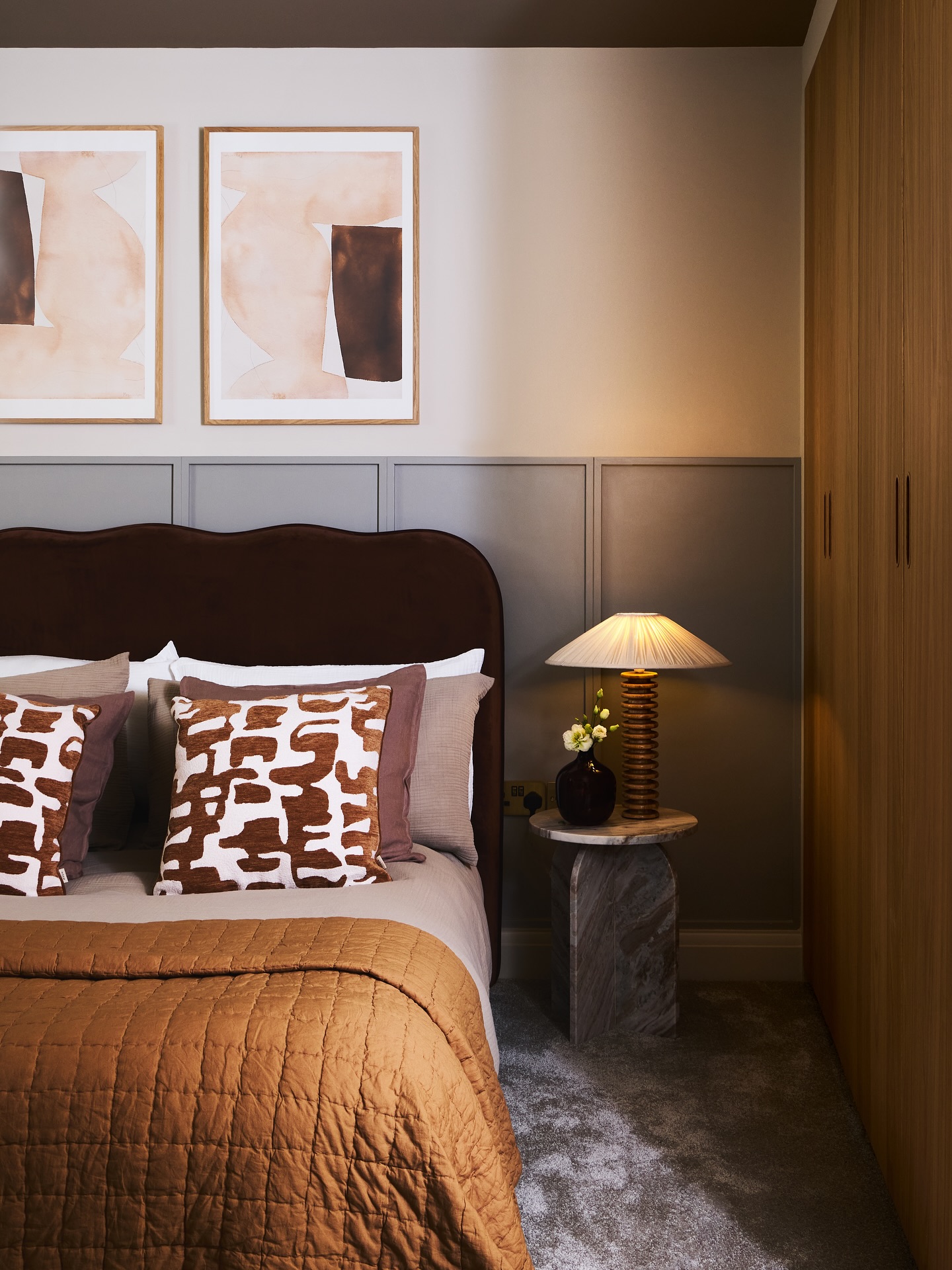 WARM & GROUNDED bedroom vibes 🤎
From our London apartments development project – this bedroom brings all the earthy tones for a calm, cosy and contemporary retreat for young professionals. Instantly welcoming, warm and full of character, with just that extra touch of luxury.
Plays on pattern, panelling and warm wood details echo the rest of the apartment inside and out – now all that’s missing is a good book, a cup of tea, and someone ready to call it home. MOVE ME IN quite frankly!
See previous posts for more on this project!
Design & styling @andthentheywentwild
Photography @still_loljohnsonphotography
warm bedroom design, show home bedroom styling, cosy bedroom ideas, modern apartment bedroom ideas, apartment bedroom, interior design for young professionals design, property staging for developers, developer show home design, new build apartment interiors, London apartment interior design