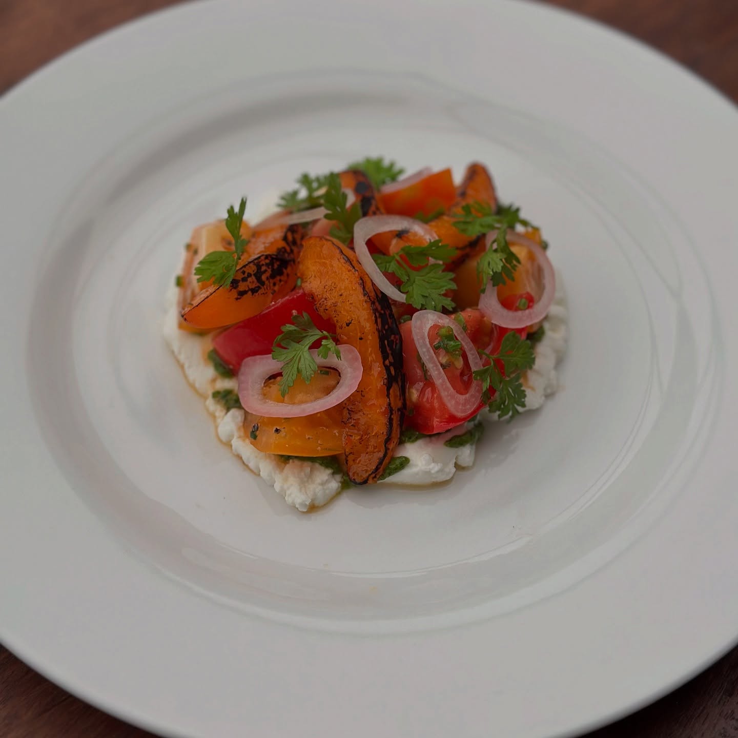 Flourish farm tomato salad with goats curd, pickled shallot, torched apricots, soft herbs 🍅
#thepearandolive #restaurant #hildersham #village #cambridge #smallbusiness #chef #dish #starter #summer #menu #flourish #local #ingredients
