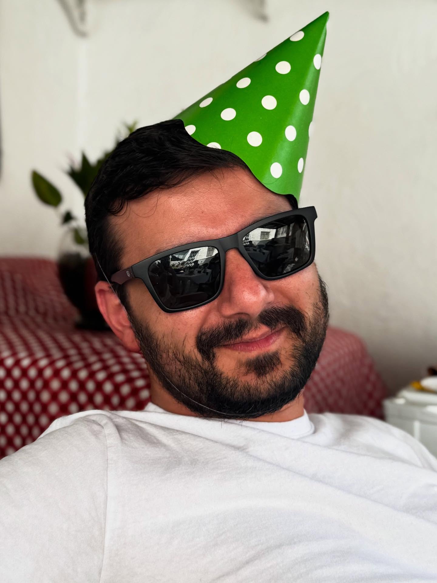 Ao melhor pai do mundo: Obrigada!!!
Amor, ser pai é construir estradas para que os filhos possam seguir uma trilha segura até que possam construir o seu próprio caminho.
É estar presente de corpo e atenção, é ensinar o que já sabe e aprender a "saber" algo novo com eles.
É ter paciência. Muita paciência.
Você é um grande pai. O melhor pai! Você é o pai dos meus filhos! E sou extremamente orgulhosa disso!
Feliz dia dos pais meu amor!
Obrigada por ser você!