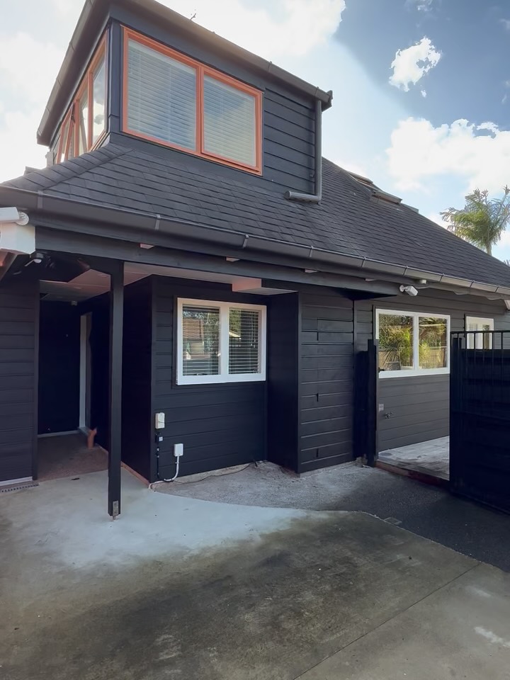 Exterior refresh 🏠 stained weatherboards, new soffits and fresh new windows trims ✨ #exteriorpainting #silverstaterenovations #aucklandpainters