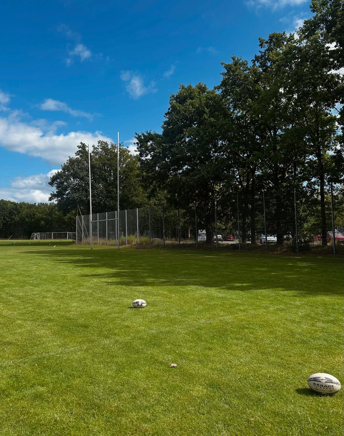 A sunny welcome back to rugby training this morning after our long summer break 🏉🏟️☀️🏃🏻🏃🏼♀️#gentofterugbyklub #gentoftesportspark