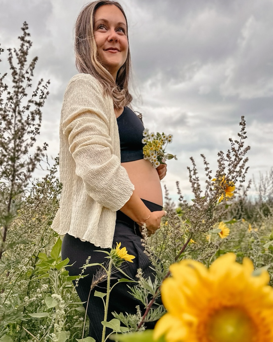 28 Wochen mit dir. 🌻
Und ich spüre so deutlich wie nie zuvor, wie die Zeit nicht nur meinen Körper, sondern auch mehr und mehr mein ganzes Sein verändert.
Die Yogaphilosophie beschreibt das mit den fünf Hüllen (Koshas), die den Menschen von seiner äußeren physischen Form bis zu seiner innersten spirituellen Essenz beschreibt. Und gerade erlebe ich sie so intensiv wie nie zuvor.
💛 Psychischer Körper: Ich staune täglich über die Veränderungen. Die neuen Rundungen, Bewegungen, diese unglaubliche Kraft des Schaffens. Ich fühle mich gerade so verbunden mit meiner Weiblichkeit.
💨 Energiekörper: Jeder Atemzug nährt nicht nur mich, sondern auch das kleine Wesen in mir. Pures Prana - Lebensenergie.
🪷 Mentaler/emotionaler Körper: Aufregung, Vorfreude, Liebe… und ja, manchmal auch etwas Unsicherheit auf alles, was kommen mag. So eine unglaublich große Veränderung. Alles darf da sein.
🌙 Intelligenzkörper: Mein Körper weiß, was er tut und ich darf vertrauen. Ich folge meiner Intuition.
🌼 Glückseligkeitskörper: Diese kleinen, immer stärker werdenden Tritte, lassen mich immer im Moment inne halten, ganz egal wo. Ganz eng verbunden.
Diese Reise erinnert mich jeden Tag daran: Ich bin mehr als mein Körper. Ich bin Energie, Gefühl, Weisheit und Liebe.
An alle werdenden Mamas: Schwangerschaft ist nicht nur Wachsen im Außen. Sie ist auch eine tiefe Reise zu dir selbst.
Und, egal ob schwanger oder nicht: Du bist viel mehr als deine äußere Hülle - du bist Liebe. 💕
Deine Caro
📸 @happywithbetty - Danke für die spontane Photosession, du zukünftige Tante. 🥰
•
•
•
#jederkannentspannen #schwangerschaftsreise #schwangerschaftsglück #yogaphilosophie #achtsamschwanger #yogamom