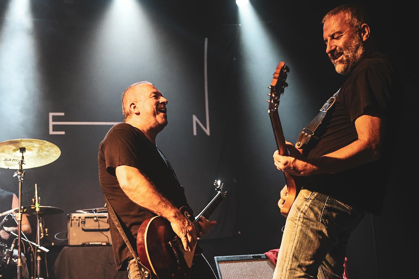 Mila esker GASTEIZ!! 🖤🔥
Atzo gustora baino gustorago aritu ginen @gasteizkotxosnak -en.
Azaroak 8an bueltatuko gara Gasteizera Bidea Da Helmuga bere osotasunean aurkeztera bertan parte duten gonbidatu eta lagun guztiekin. Adi egon!
Ayer estuvimos muy a gusto en @gasteizkotxosnak.
El 8 de Noviembre volveremos de manera especial, ya que presentaremos Bidea Da Helmuga en directo con toda la gente que ha participado y colaborado en el disco. Estad atent@s!
Sarrerak / Entradas @iak_kulturgunea
📷 @eideriturriaga