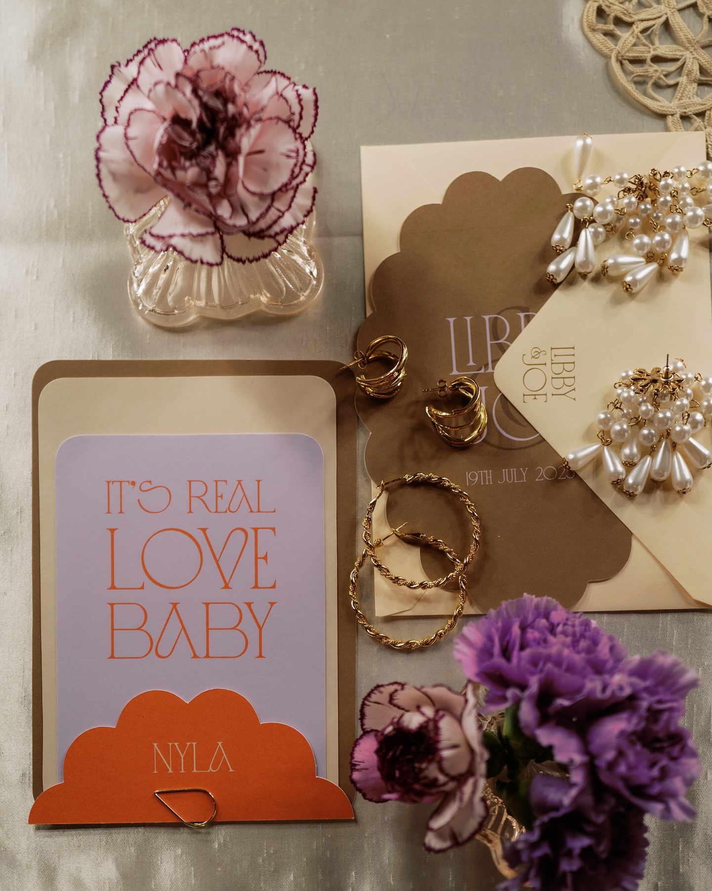 70’s luxe with the most amazing team 💜🧡
Concept, Planning & Florals:@bua.blooms
Concept, Planning & Styling: @11.11_weddings
Photography: @wildfeatherscreative
Content Creation: @elledavies.content
Bride & Groom: @georginaecastle &@simonlipkin
Make Up Artist: @by_chloelevin
Getting Ready Look: vintage, sourced & styled by
@11.11_weddings
Stationery: @sundownpaper
Bridalwear & Accessories: @sarahbrandishbridal
Cake: @fancycakes.kent
Venue: @motelstudios_weddings
.
.
.
#weddinginvitationsuite #savethedate #onthedaystationery #weddingtabledecor #weddingmenu #lilacwedding #londonwedding