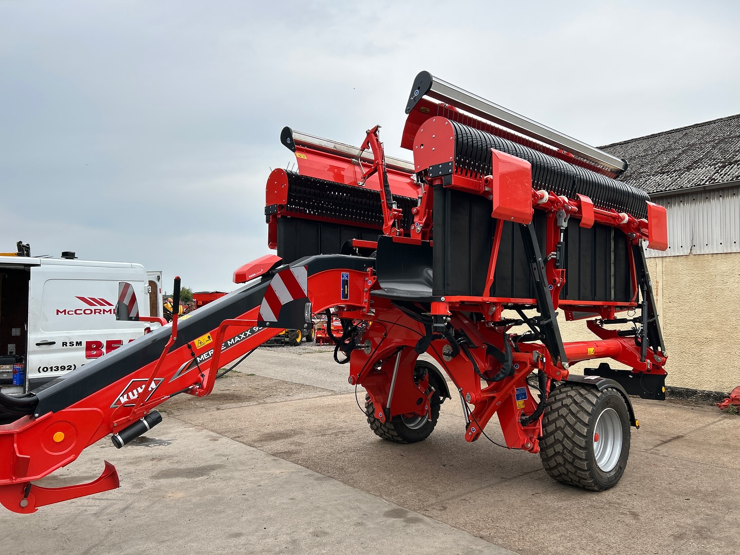 A New, second Generation @kuhn_uk MergeMaxx 952 heading out for delivery 🆕
Designed to significantly increase the robustness and lifespan of components 💪
Isobus compatibility for both the 952 and 1092 to improve driver comfort , All functions of the machine are controlled from the cab 🚜
#Beares #Kuhn #mergemaxx #qualityforage #bestrongbekuhn #gofurtherwithyourforage #jcb #fastrac #icon #4220