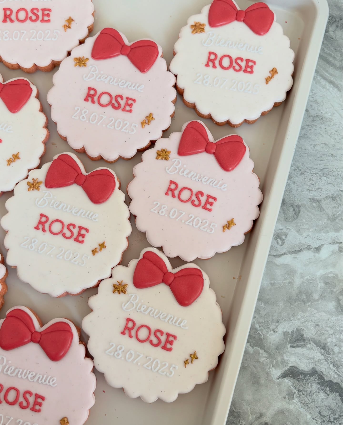 Après vous avoir annoncé la plus belle des nouvelles ce début d’année. Et après vous avoir partagé son petit secret en avril. J’ai enfin pu faire mes plus beaux biscuits, pour célébrer l’arrivée de notre princesse dans nos vies 🎀✨
Merci la vie, merci l’univers, d’avoir mis cette étoile sur nos chemins. Je suis infiniment reconnaissante. Elle est tout ce qui nous manquait.🤍
Bienvenue Rose (alias Rosinette)☀️