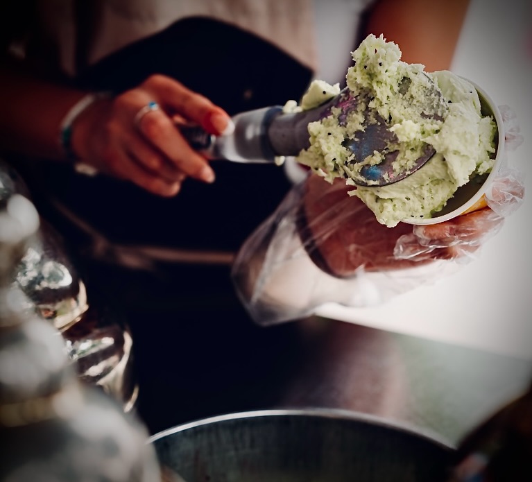 Zmrzka na špachtli a prázdninové parfémy na ni 😉