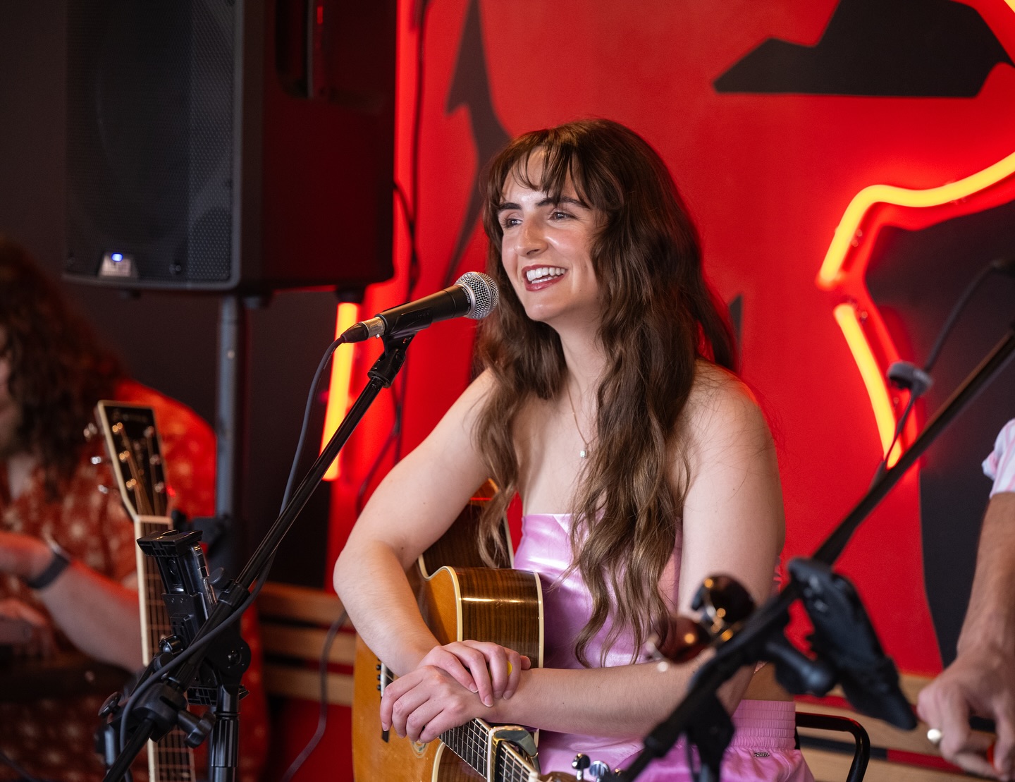Hattie B’s writers round is just getting rolling, and I have a feeling it’s going to be one of the most sought-after rounds in Nashville 😎 Honored to be part of the very first one. Big shoutout to @martinvershelofficial, the mastermind behind it all🔥🐓
📸 @officialjourneystudios