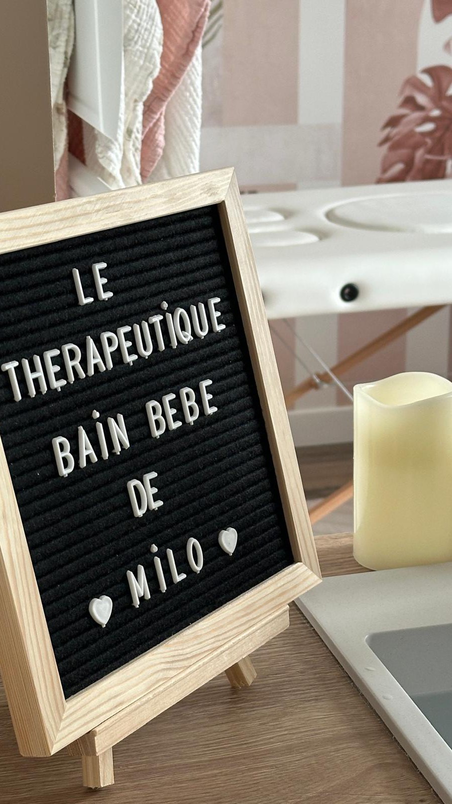 Chaque nouveau-né porte en lui une histoire unique.
Ce petit garçon est arrivé un peu trop tôt, dans un pays qui n’était au départ qu’un lieu de vacances pour sa maman.
Sur le papier, il a déjà 2 mois… mais en réalité en âge corrigé seulement 3 semaines.
Pendant son Thérapeutique Bain Bébé, il voulait être là pleinement, les yeux grands ouverts, curieux de tout… même sous l’eau.
Un bain empli d’amour et de tendresse 💖