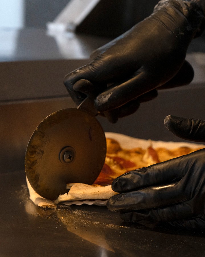 ¿Sabías que cortar una pizza es un arte? 💛🔥
En Pizza & Totó no escatimamos en ingredientes ni en sabor, y ese primer corte lo deja claro.
👉 ¡Te esperamos en Explanada Pachuca o Explanada Puebla!
.
.
.
#PizzaSinCulpa #PizzaTime #SaborÚnico #ComidaSana #VidaSaludable #Foodie #CocinaSaludable #AmantesDeLaPizza